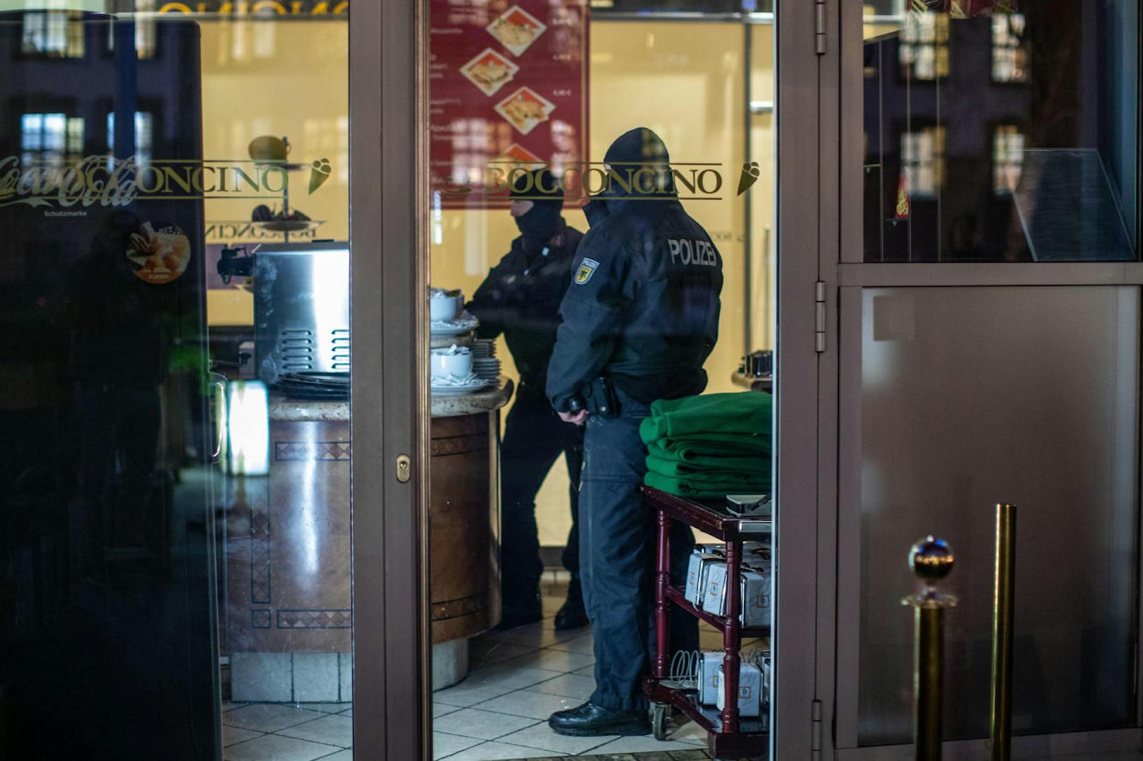 Nein, sie kaufen nichts: Deutsche Polizisten während einer Razzia gegen die Mafia-Organisation 'Ndrangheta in einem Eis-Geschäft im Zentrum von Duisburg (Nordrhein-Westfalen) am 5. Dezember 2018.