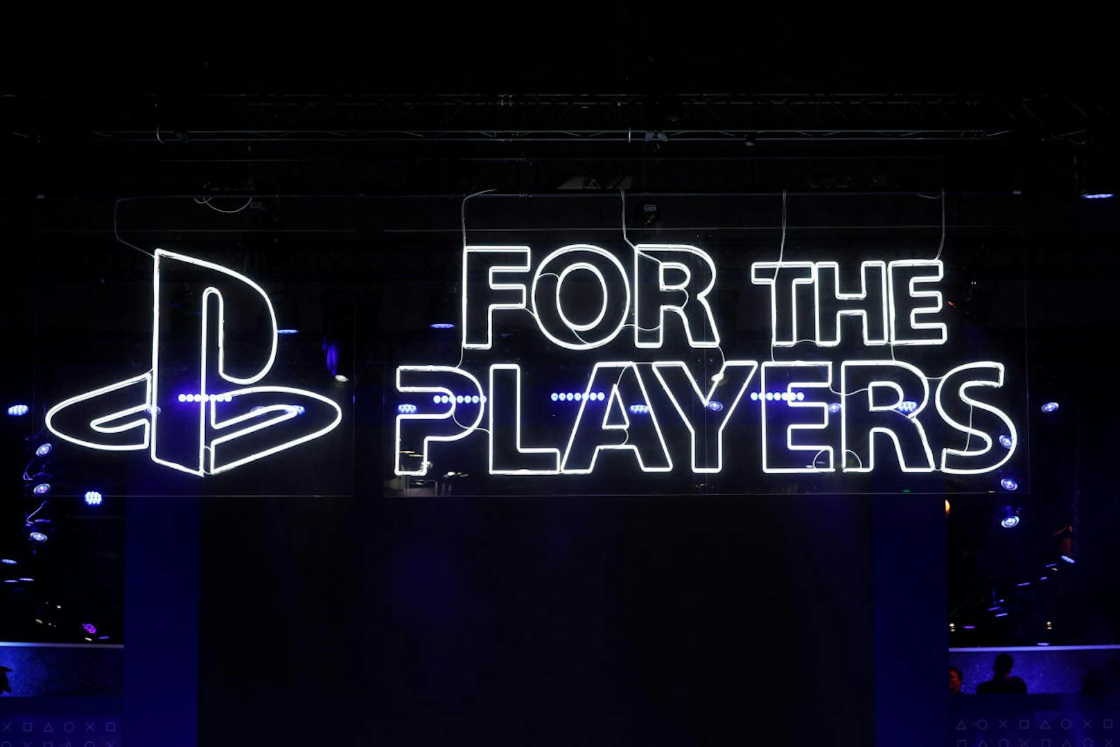 <b>16. November 2018:</b> Die E3 gilt als die weltweit bedeutendste und besucherstärkste Videospielmesse. Umso überraschender, dass Sony PlayStation angekündigt hat, 2019 den Auftritt dort erstmals seit 24 Jahren auszulassen. Grund: die Branche entwickle sich und man suche neue Wege, die Spieler zu begeistern. Doch, und das soll die Spieler freuen, könnte auch ein Grund sein, dass Sony bei einem eigenen Event Mitte 2019 die PlayStation 5 vorstellen könnte. Beobachter sagten deshalb bereits vor der E3-Absage diesen Schritt von Sony voraus. Marktstart wäre dann 2020, der vermutete Preis liegt um 100 Euro höher als jener der PlayStation 4, nämlich bei 499 Euro.