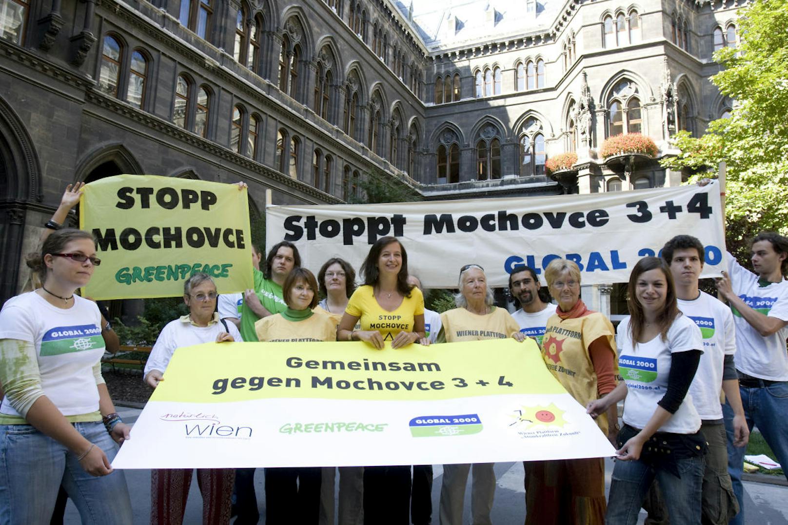 Umweltstadrätin Uli Sima hatte zusammen mit den Umweltschutzorganisationen GLOBAL 2000, Greenpeace, der Wiener Plattform gegen Atomgefahr und der Wiener Umweltanwaltschaft eine Einspruchskampagne gegen das slowakische Atomkraftwerk MOCHOVCE gestartet. (7.9.09)