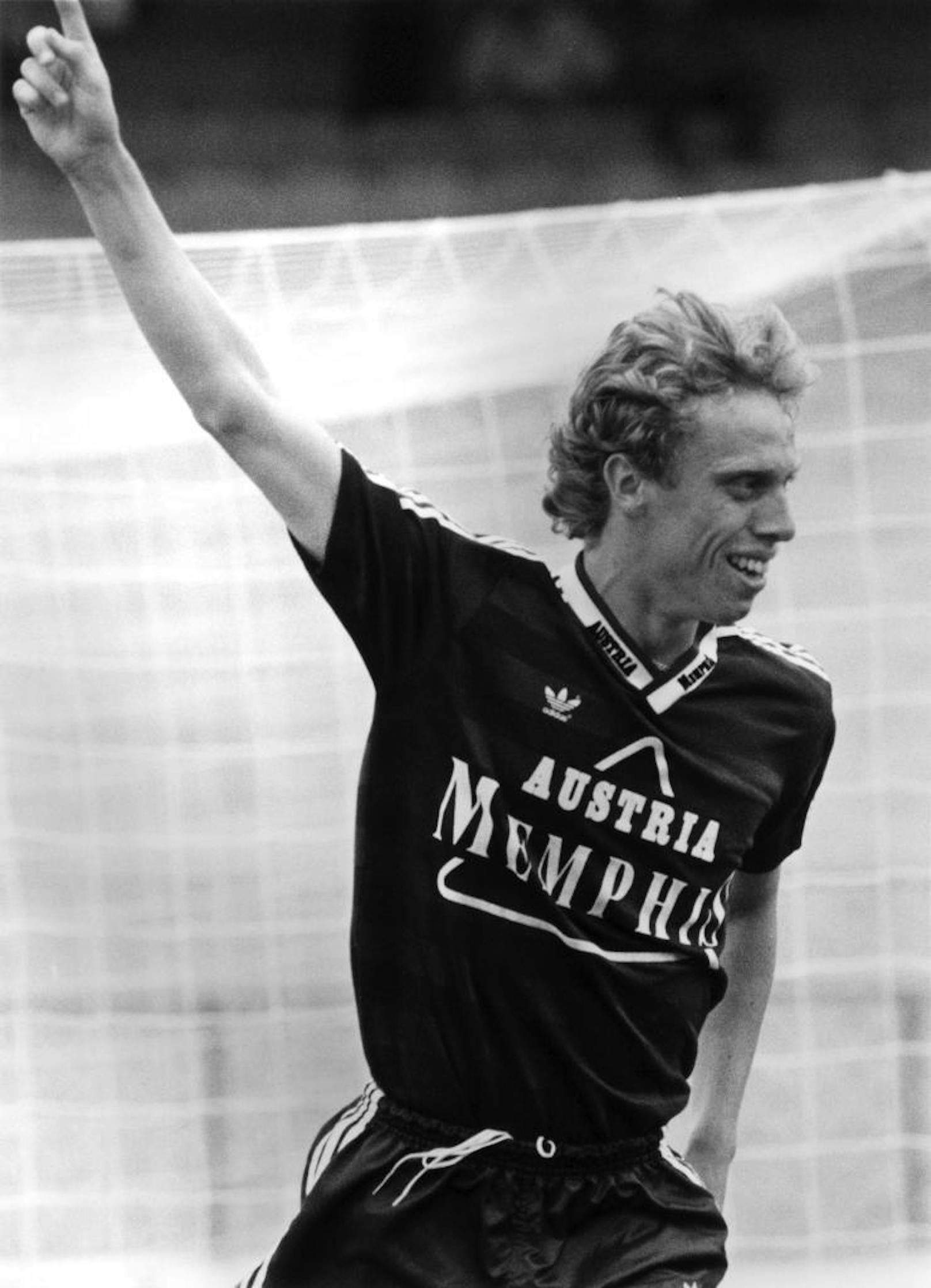 1988 startet Peter Stöger so richtig durch. Der damals 22-Jährige wird als Nachfolger von Spielmacher Herbert Prohaska zur Wiener Austria geholt. Mit den Veilchen wird der Mittelfeldspieler drei Mal Meister. 