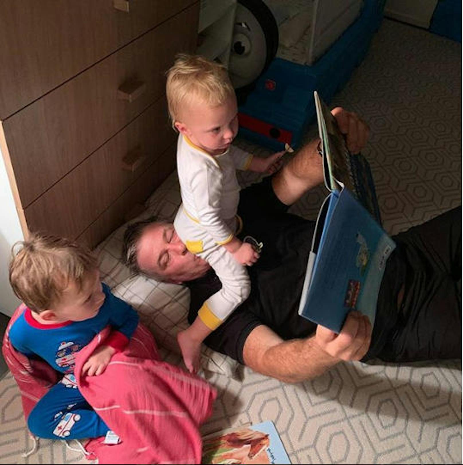 20.10.2018: Alec Baldwin liest seinen Kindern ein Bilderbuch vor. Doch sein Sohn weiß, dass im Theater die besten Plätze die in der ersten Reihe sind
