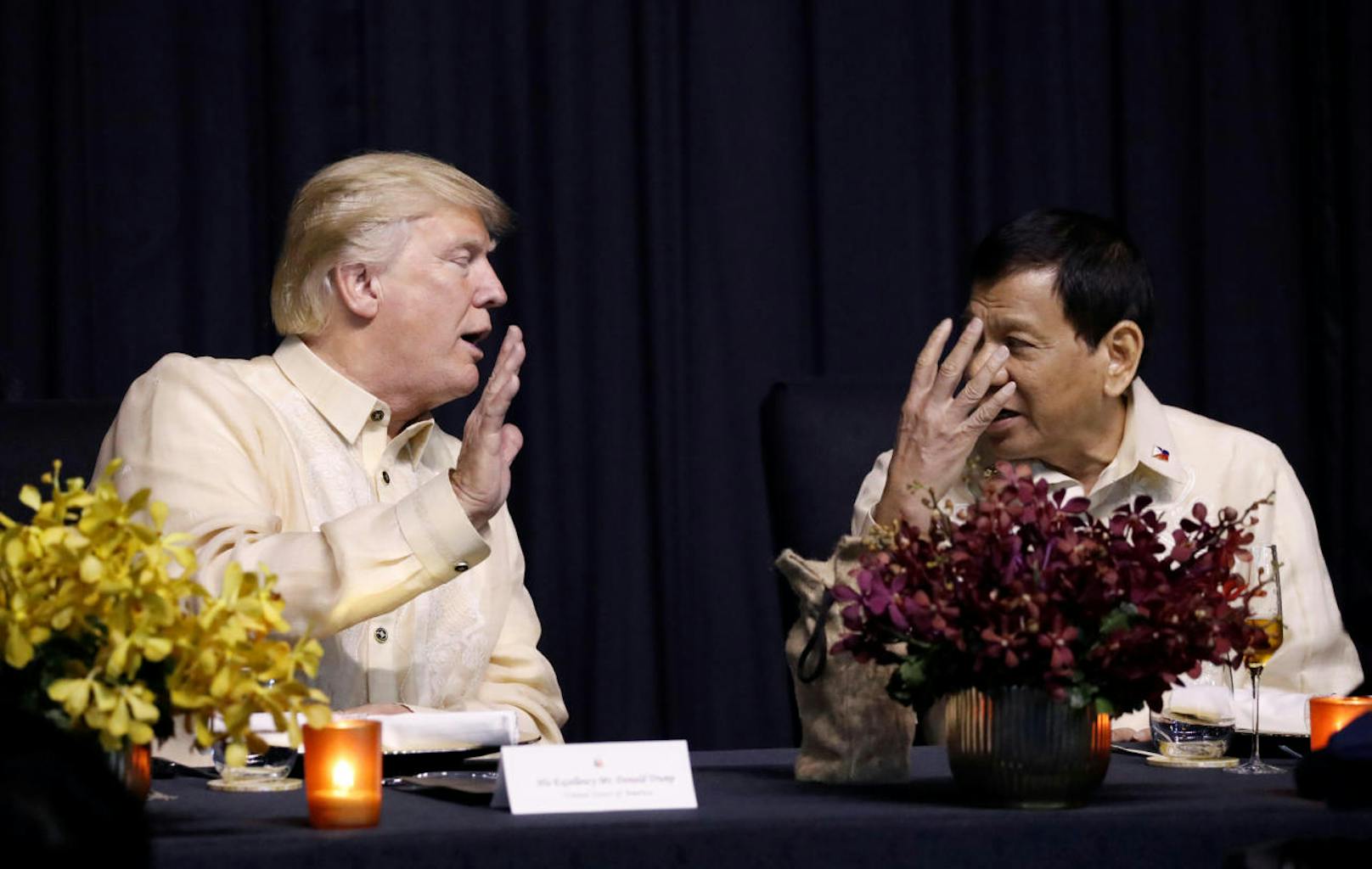 Donald Trump beim Gespräch mit Philippiniens Präsident Rodrigo Duterte in Manila.