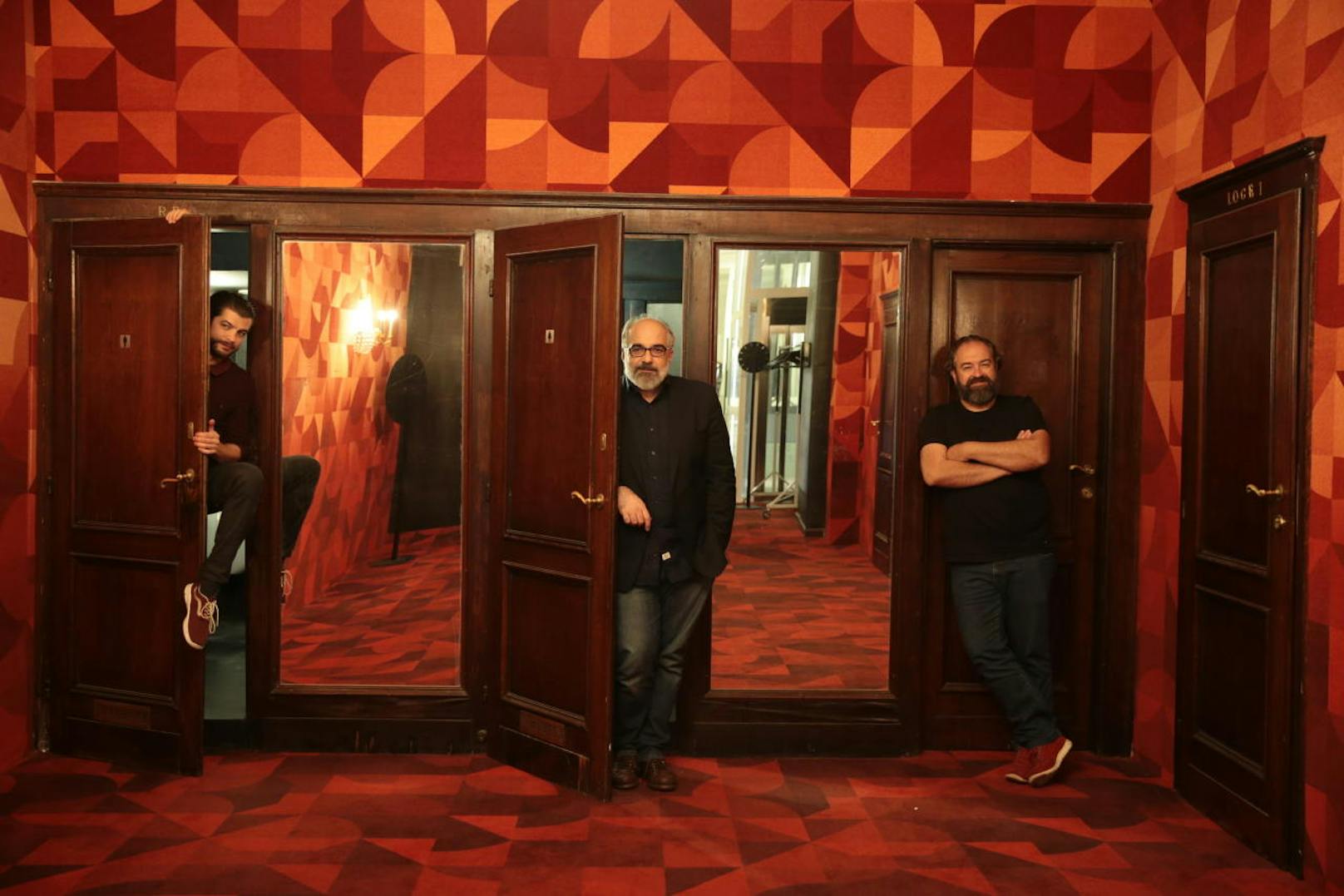 "Romeo und Julia" - der Talk: Otto Jaus, Michael Niavarani und Bernhard Murg posieren vor den WC-Türen,