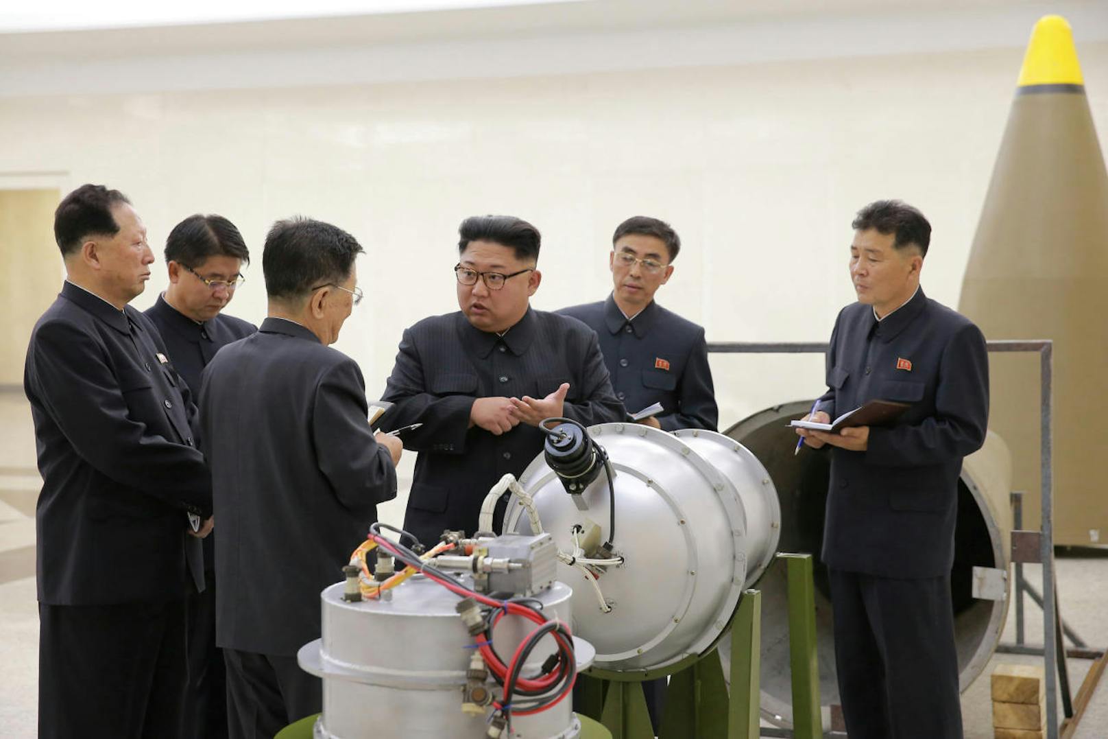<b>3. Oktober 2017: </b>Unbeirrt von internationalem Druck befahl Diktator <b>Kim Jong-un</b> einen weiteren Atomtest und zündete die bislang <b>stärkste Nuklearwaffe Nordkoreas</b>. Die staatliche Propaganda-Agentur behauptete sogar, dass das Regime eine Wasserstoffbombe getestet hätte. 

<b>Mehr Infos: </b> <a href="https://www.heute.at/welt/news/story/Nordkorea-Atomwaffen-Kim-Jong-un-jagt-naechste-Atombombe-in-die-Luft-54594228" target="_blank">Kim Jong-un jagt nächste Atombombe in die Luft</a>