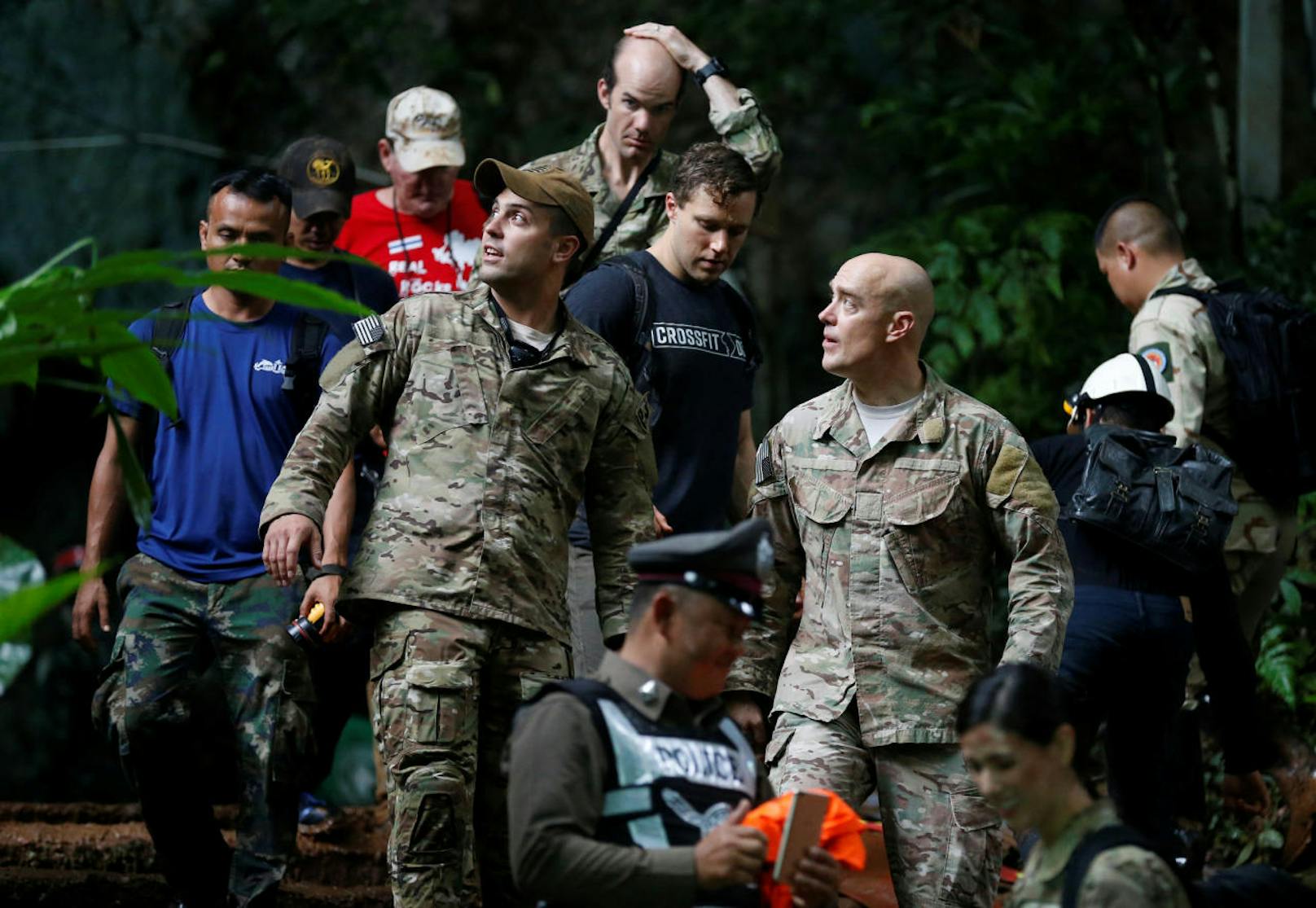 US-Soldaten beteiligen sich an der Suche.