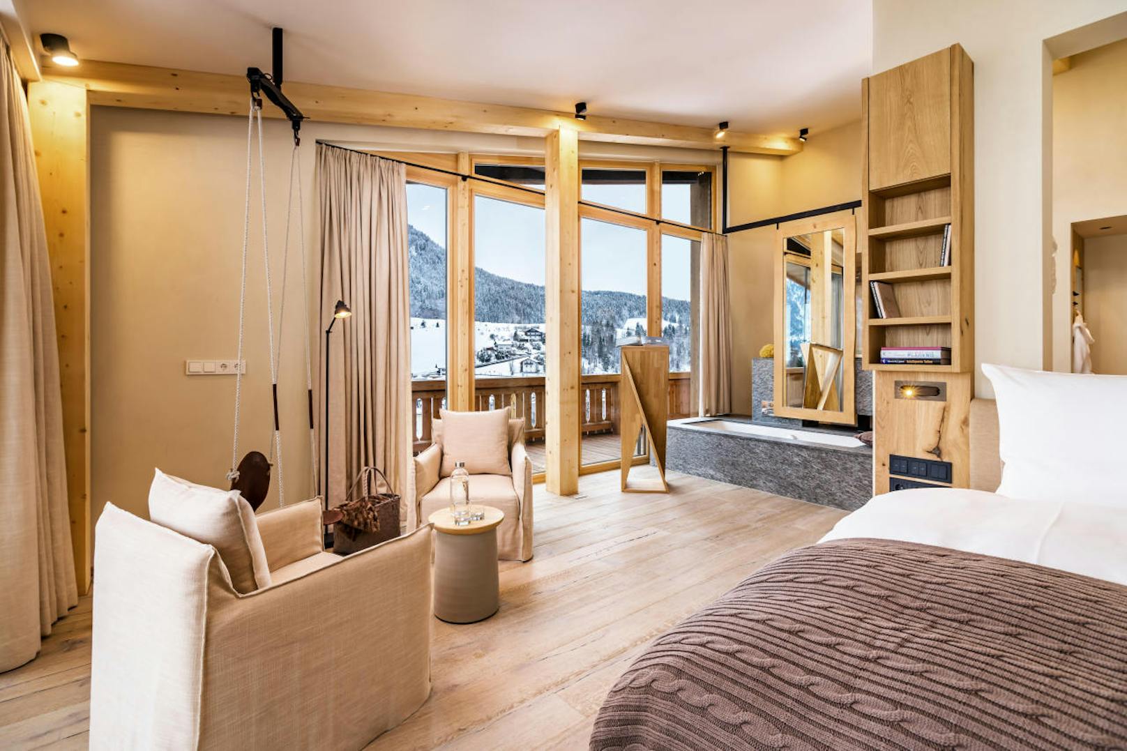 Das Hotel setzt nicht nur bei den Fahrzeugen auf Umwelt und Nachhaltigkeit: Die neuen "SigNature"-Zimmer wurden in Holzbauweise erschaffen.