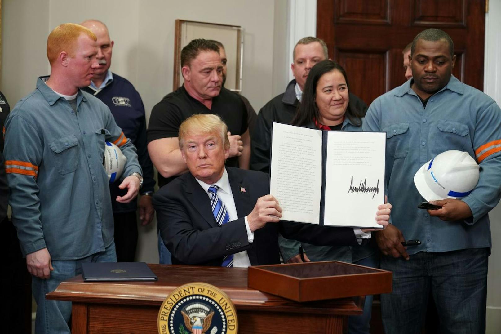 Donald Trump hat am Donnerstag mit seiner Unterschrift verfügt, dass Schutzzölle von 25 Prozent auf Stahl und zehn Prozent auf Aluminium in 15 Tagen in Kraft treten sollen. (8. März 2018)