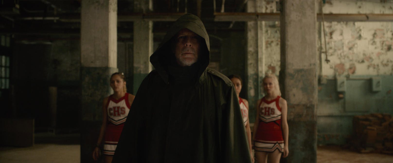 David Dunn (Bruce Willis) stellt sich schützend vor vier Cheerleader. 
