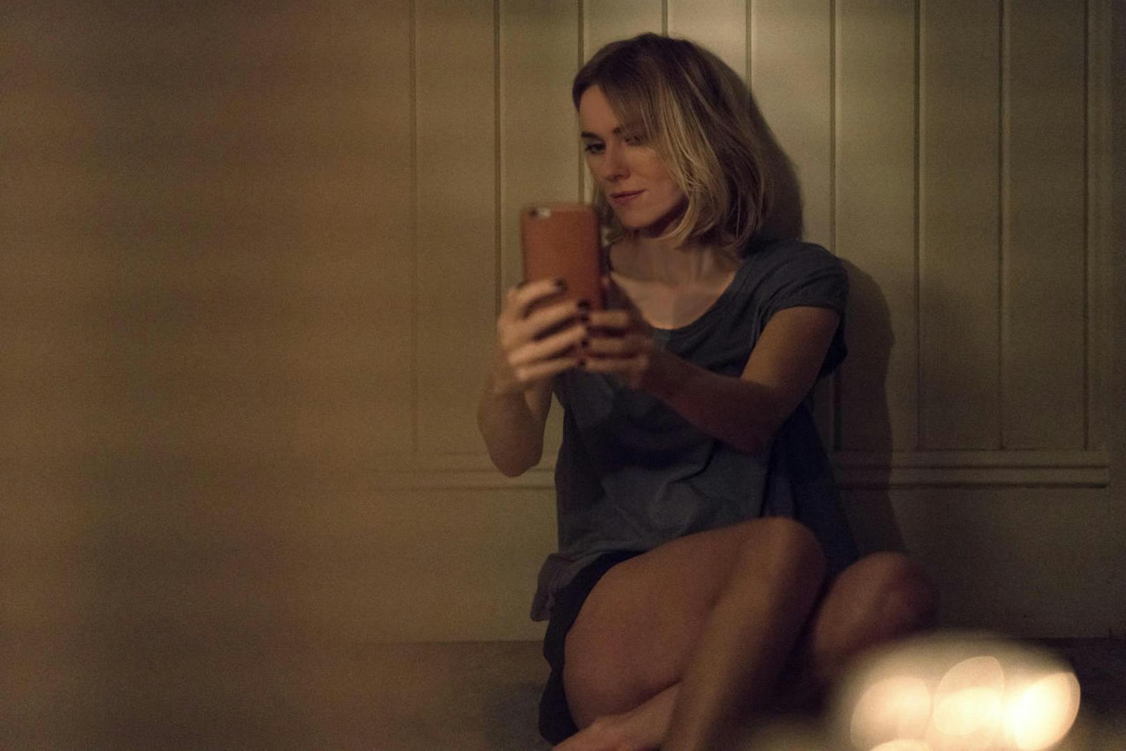 Oscar-Anwärterin Naomi Watts verkörpert die Hauptrolle der Psychotherapeutin Jean Holloway. (Credits: Alison Cohen Rosa)