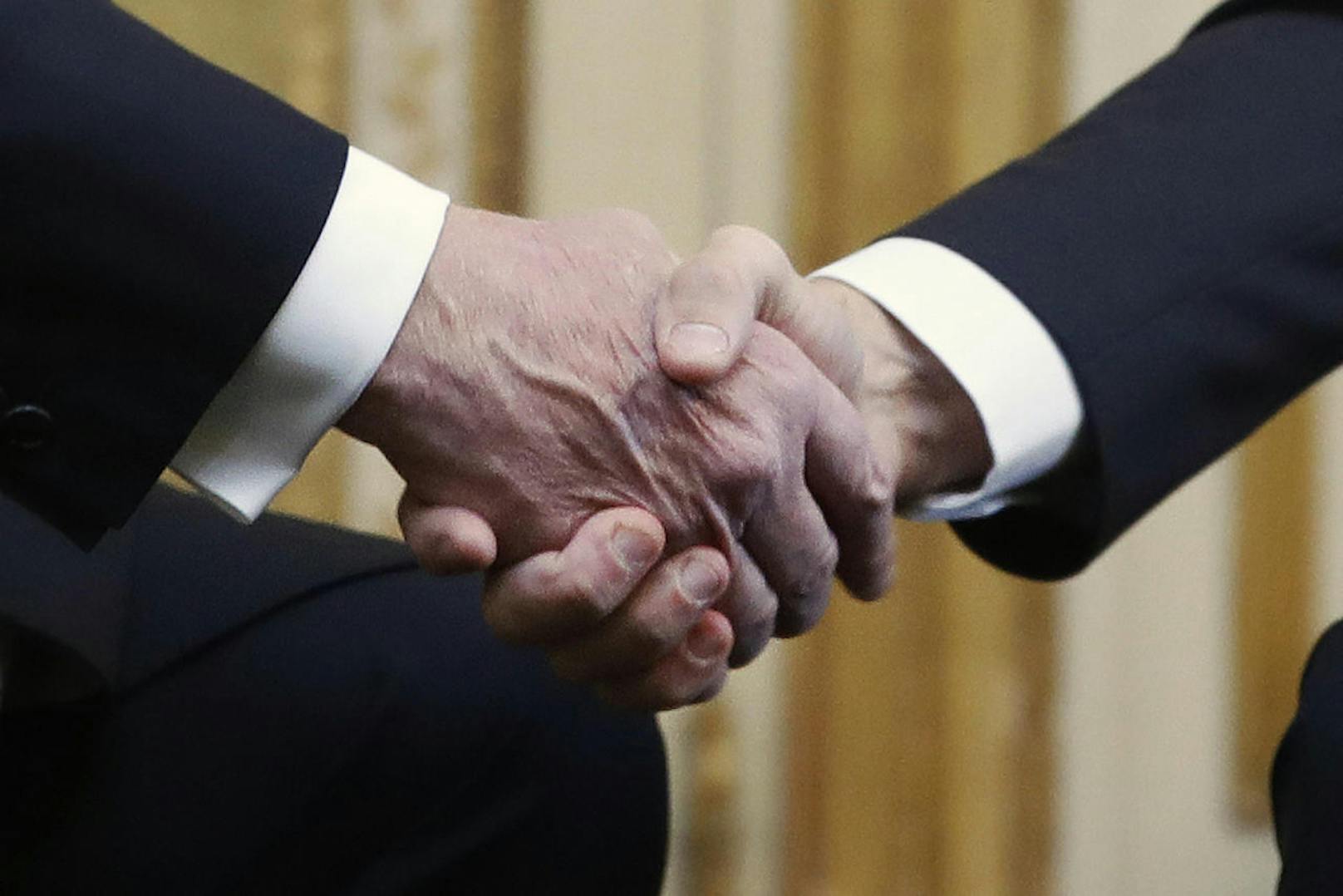 US-Präsident Donald Trump (l.) bei einem Treffen mit seinem französischen Amtskollegen Emmanuel Macron. Die beiden Präsidenten liefern sich immer wieder bizarre Handschlag-Duelle. So auch beim Treffen in Paris am 10. November. Macron "gewann" das Duell und zerquetschte Trumps Hand regelrecht.
