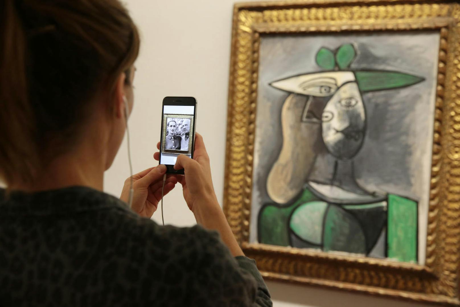 In der Albertina können erstmals in einem europäischen Museum ausgewählte Exponate mithilfe der kostenlosen App Artivive in einer neuen Dimension erlebt werden. Halten Besucher ihr Smartphone oder Tablet vor die Werke, werden die Bilder mittels Animationen oder Videos zum Leben erweckt.
Bild: "Frau mit grünem Hut", Pablo Picasso