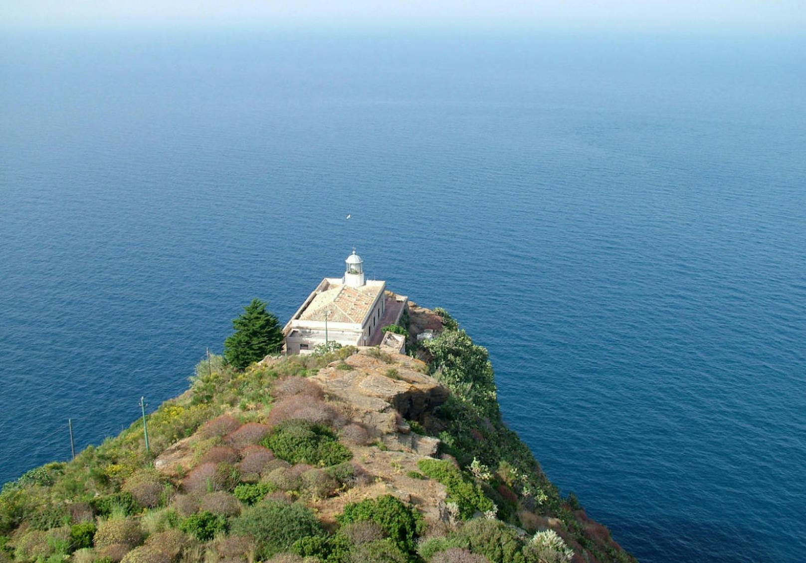 <b>Il Faro di Punta Omo Morto</b>
Die beste Aussicht gibt es aber hier: In Palermo (Sizilien) steht dieser Leuchtturm, den Sie für maximal 19 Jahre mieten könnten. Er hat 883 Quadratmeter und Bewilligungen für touristische Gewerbe, Schulen oder Werbung.