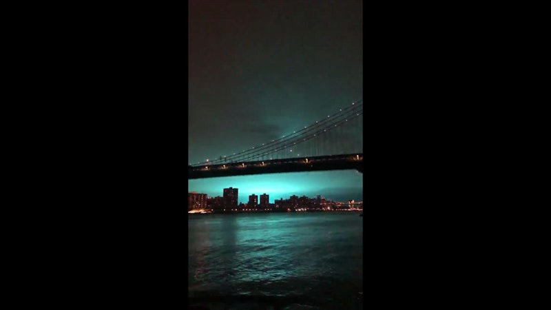 Mitten in der Nacht erstrahlte blaues Licht über New York.
