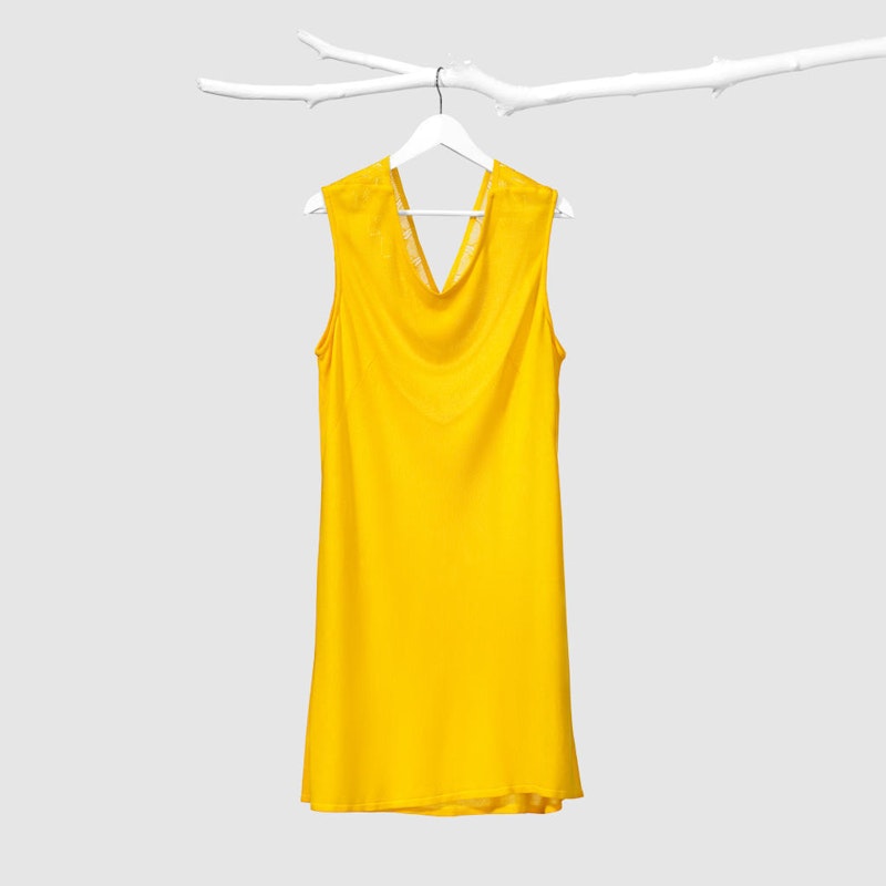 Im Juli 2014 hatte Renewcell mit dem Yellow Dress (Bild) das erste Kleidungsstück der Welt vorgestellt, das aus in einem chemischen Verfahren recycelten Textilien hergestellt worden war.
