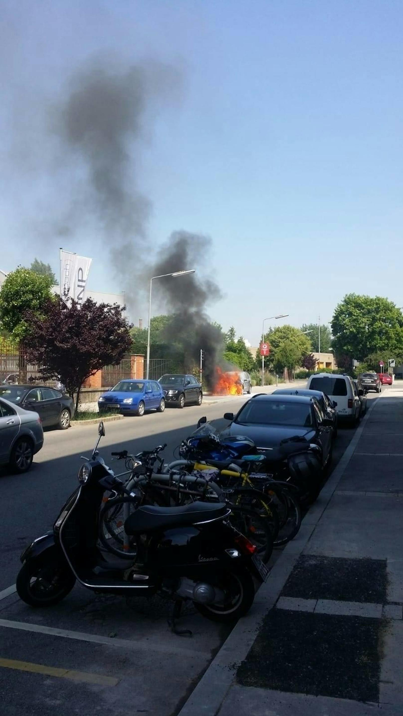 Bei der Muthgasse 105 in Wien-Döbling brannte am Dienstagvormittag plötzlich ein Auto. Die Feuerwehr musste ausrücken.
