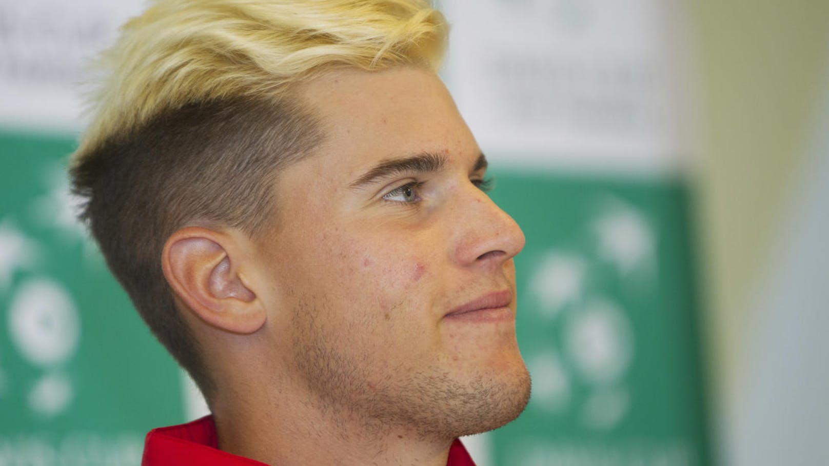 Ein neuer Look musste her. Der blonde Thiem klettert die ATP-Weltrangliste empor. 2016 besiegt er in Buenos Aires Rafael Nadal, steigt in die Top 15 der Welt auf.