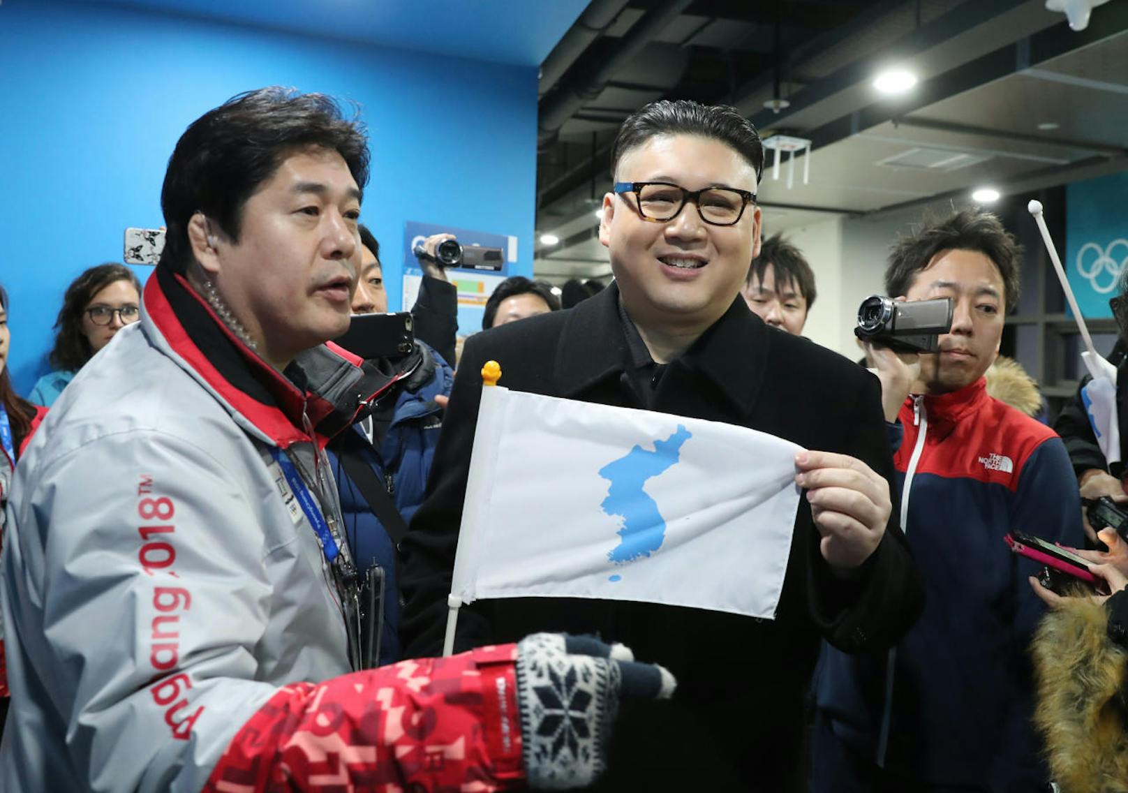 Ein Kim Jong-Un Double hat vor dem Eishockey-Match der Damen-Mannschaften Japans gegen die der beiden Koreas ein Chaos ausgelöst.