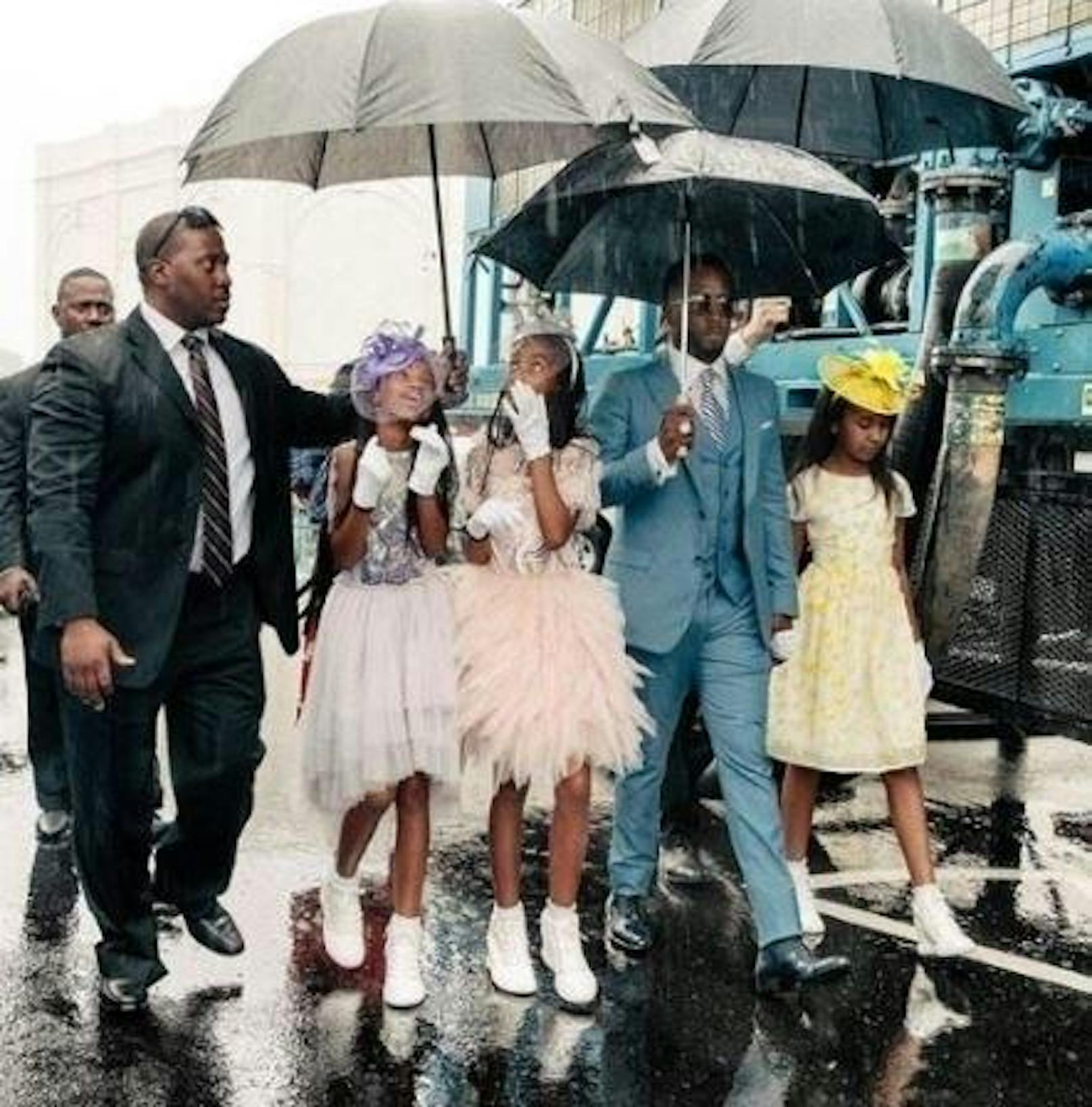 06.05.2018: Puff Daddy spaziert mit seinen Töchtern und Security im Regen. Sie sind auf dem Weg zu dem legendären Pferderennen Kentucky Derby.