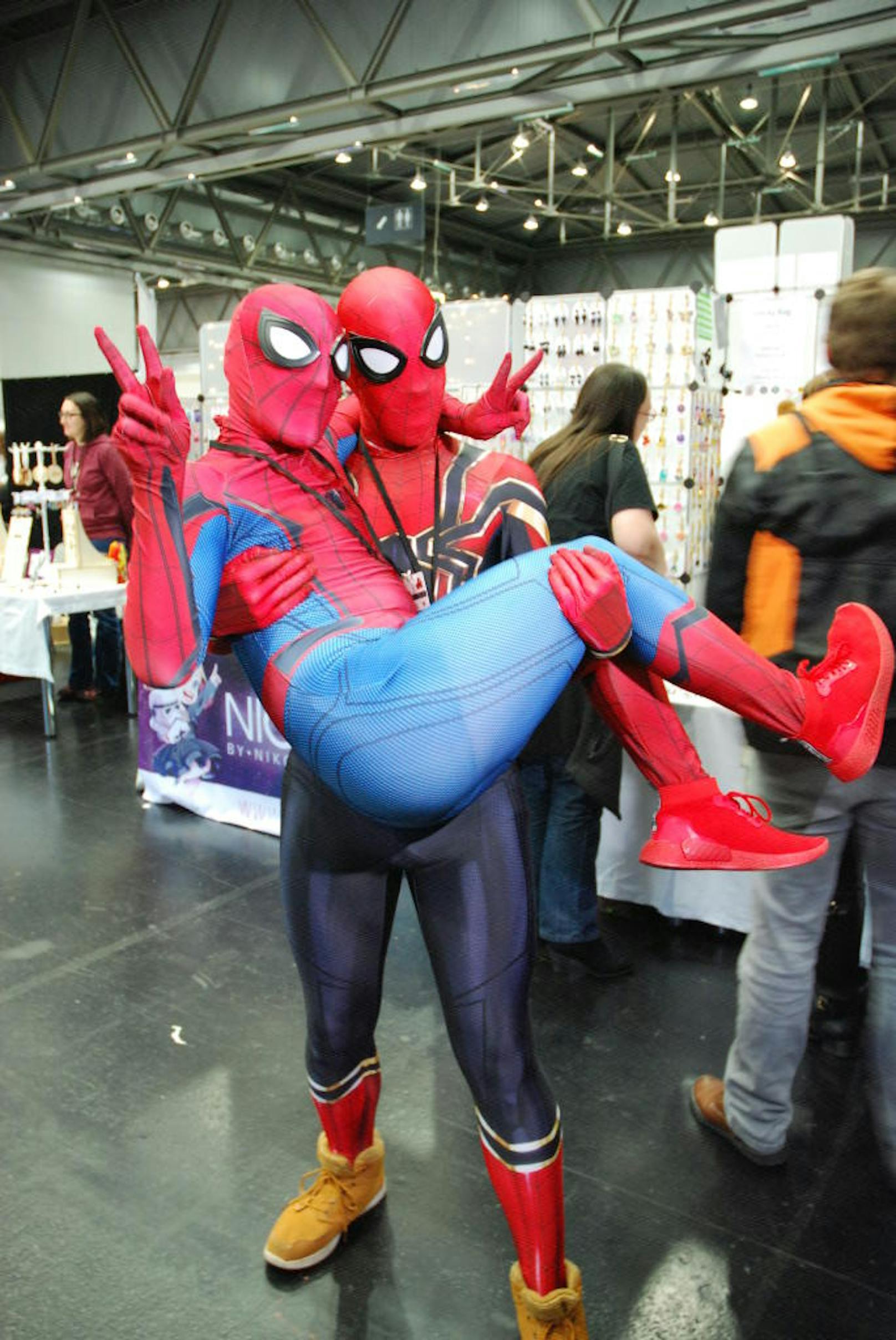 Eine wahre Bromance ist, wenn man seinem Freund nicht nur sein altes Spider-Man-Kostüm borgt, sondern ihn auch auf Händen trägt. Das macht diese beiden Steirer sympathisch!