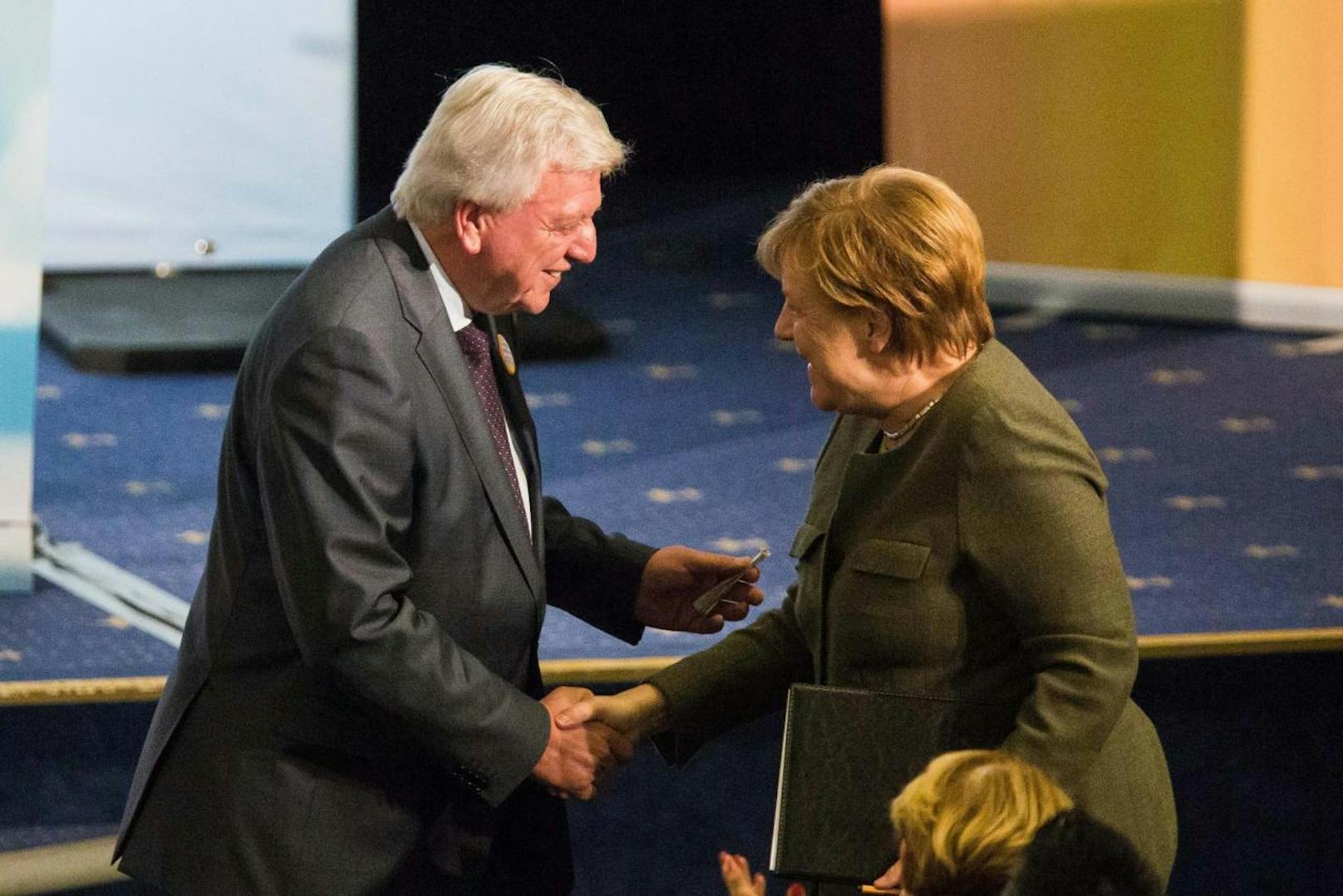 Ministerpraesident Volker Bouffier mit Bundeskanzlerin Angela Merkel bei einer Landtagswahlkampf-Veranstaltung  am 22. Oktober 2018.