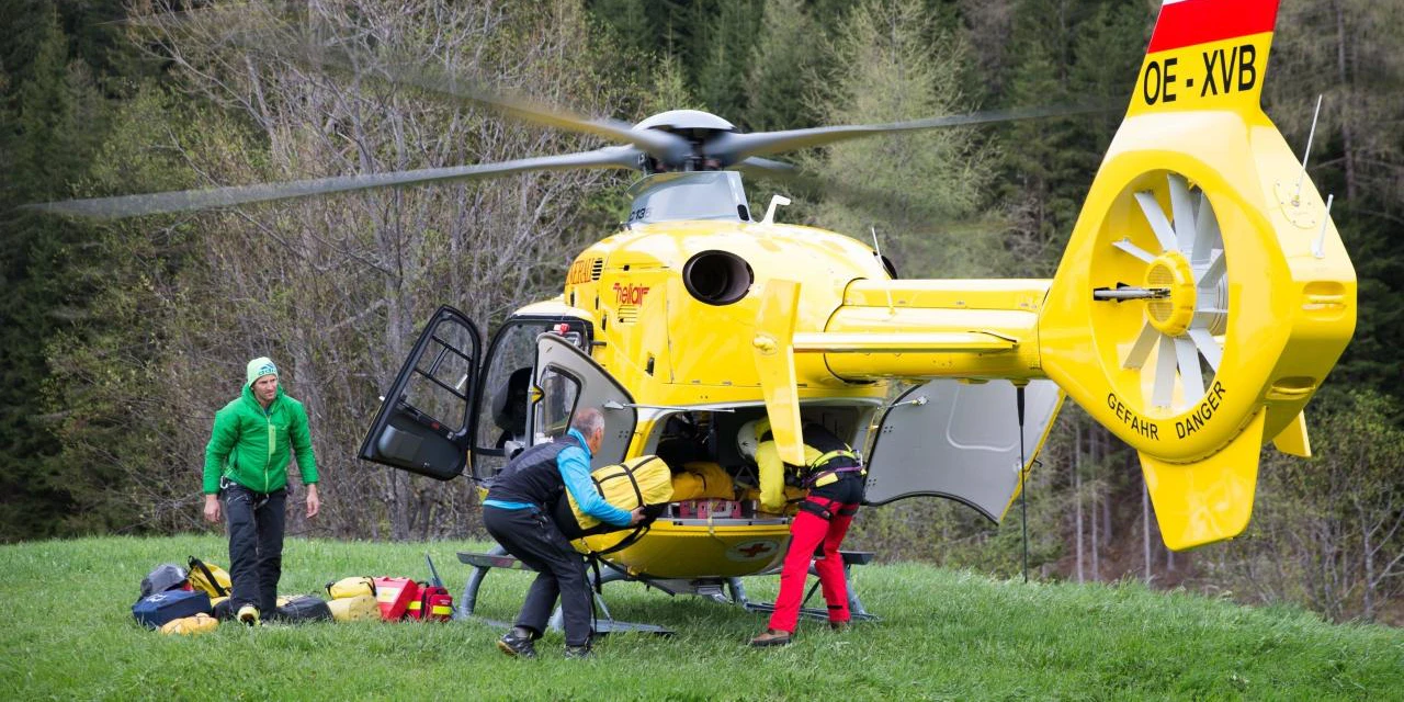 Download von www.picturedesk.com am 29.11.2017 (15:20).  09.05.2015, Ködnitz, Kals, AUT, AU, Sturz in Gletscherspalte am Grossglockner. Zu Presse LS Tirol: 8. Mai. 2015 um 18:31 Uhr. Kals/Grossglockner, Glocknergruppe, Sturz in Spalte / Person in Spalte. Im Bild ÖAMTC Notarzt Helicopter "Christophorus 7" nimmt Bergretter der Litstelle Kals auf. EXPA Pictures © 2015, PhotoCredit: EXPA/ Johann Groder - 20150509_PD4836