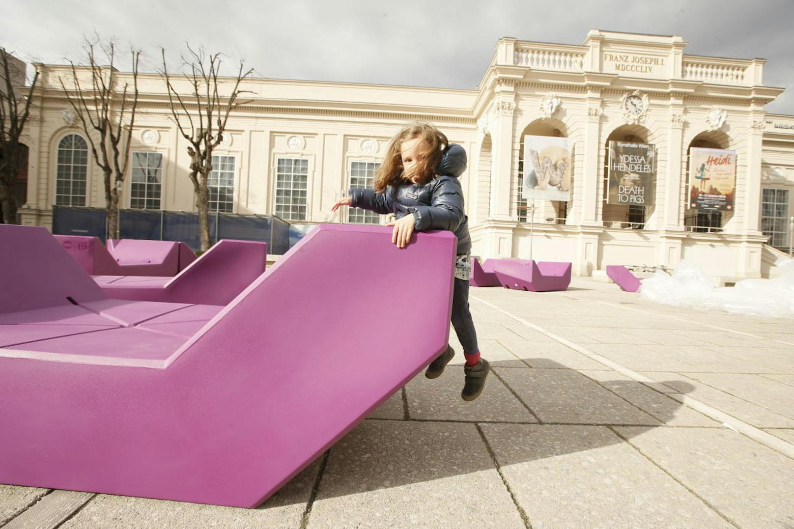 Die neuen MQ-Möbel in der Farbe "Sonnenuntergang" wurden am Donnerstag im Hof des Museumsquartiers in Wien-Neubau aufgestellt. 