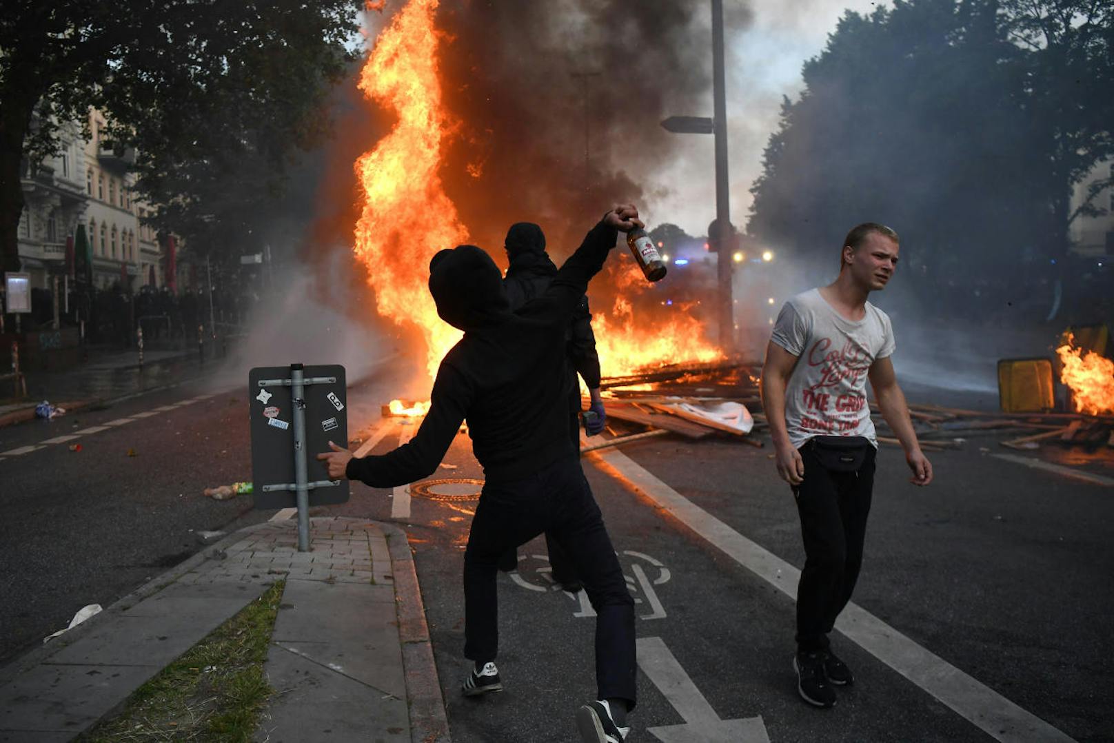 <b>7.-8. Juli 2017: </b>Die angespannte Lage vor dem<b> G20-Gipfel</b> hat sich in einer gewaltigen <b>Straßenschlacht</b> entladen. Rund 1.000 Vermummte des "Schwarzen Blocks" marschierten bei der "Welcome 2 Hell"-Demo mit. Die Polizei geriet unter Beschuss und antwortete mit Wasserwerfern und Pfeffersprays. 

<b>Mehr Infos: </b> <a href="https://www.heute.at/welt/news/story/Oma-erkennt-Kevin--19---G20-Chaot-geht-zur-Polizei-44187216">Oma erkennt Kevin (19): G20-Chaot stellt sich</a>