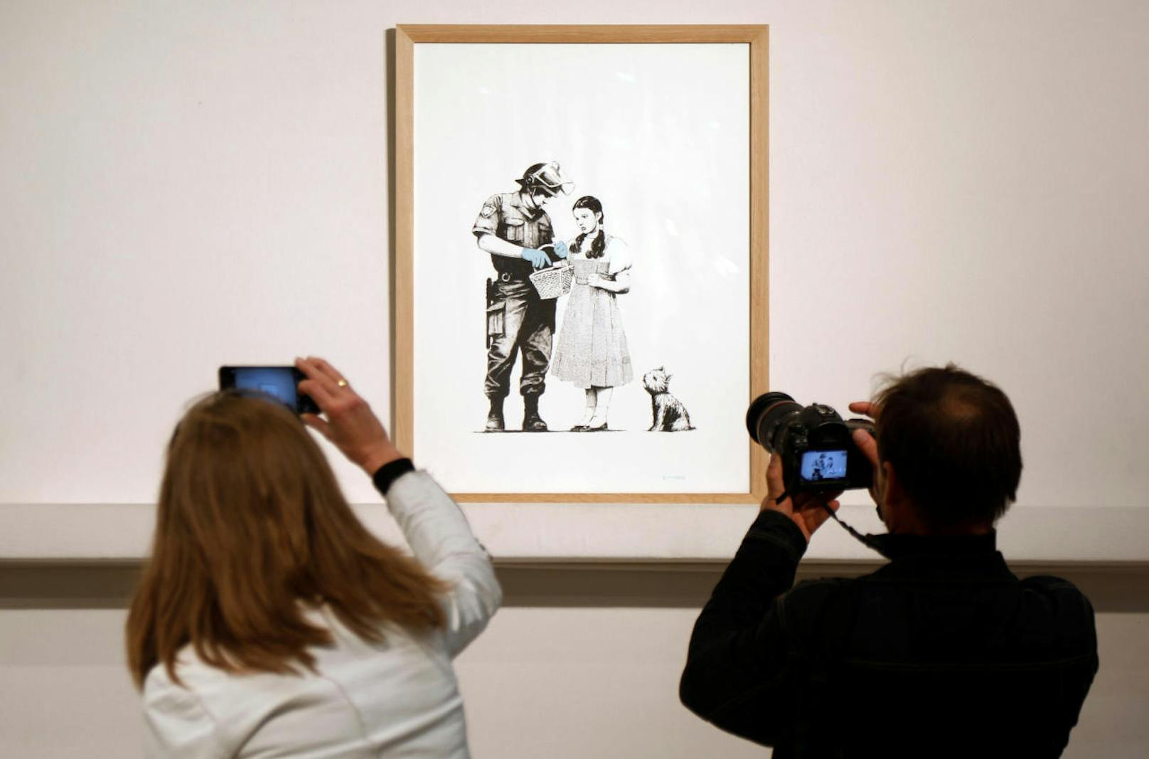 Die Offset-Lithografie "Stop and Search" (2007) von Banksy kurz vor der Versteigerung. 