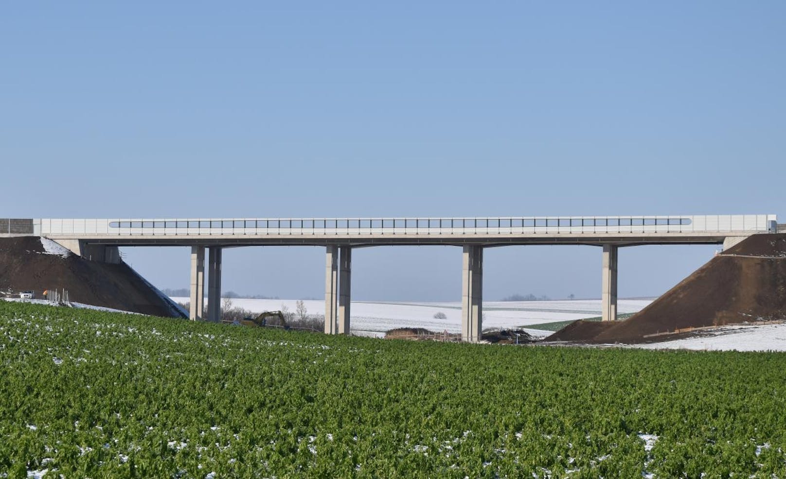 Die Satzengrabenbrücke auf dem 25 Kilometer langen Teilstück der A5 zwischen Schrick und Poysbrunn (NÖ) ist Österreichs längste integrale Brücke.