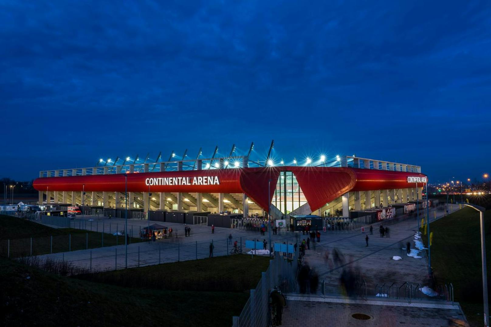 Die Regensburg-Arena soll als Vorbild für das neue LASK-Stadion dienen.