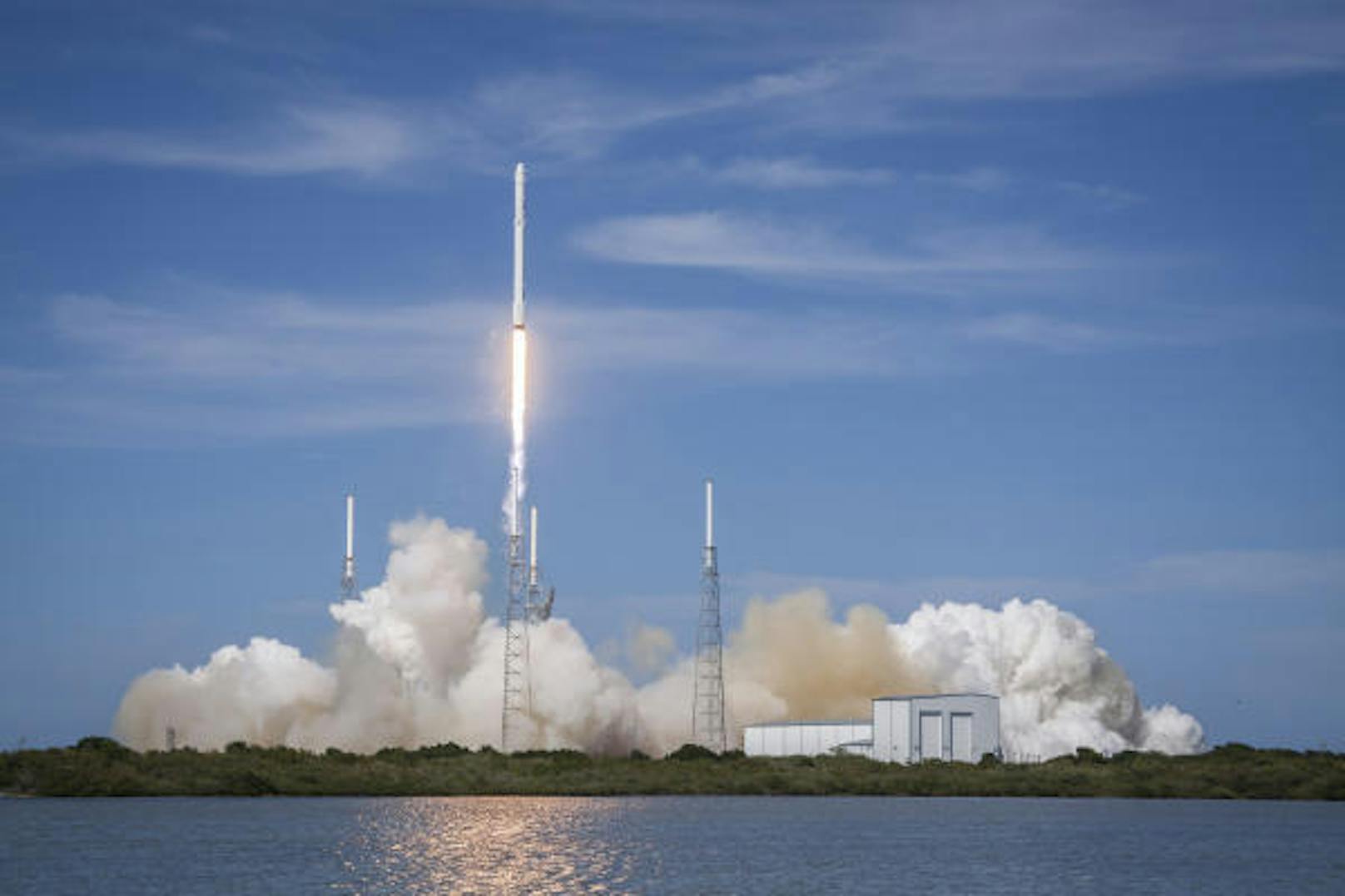 Am 17. Februar soll der Start für die ersten beiden Satelliten erfolgen. Die Prototypen werden an Bord einer Falcon-9-Rakete in die Erdumlaufbahn geschickt.