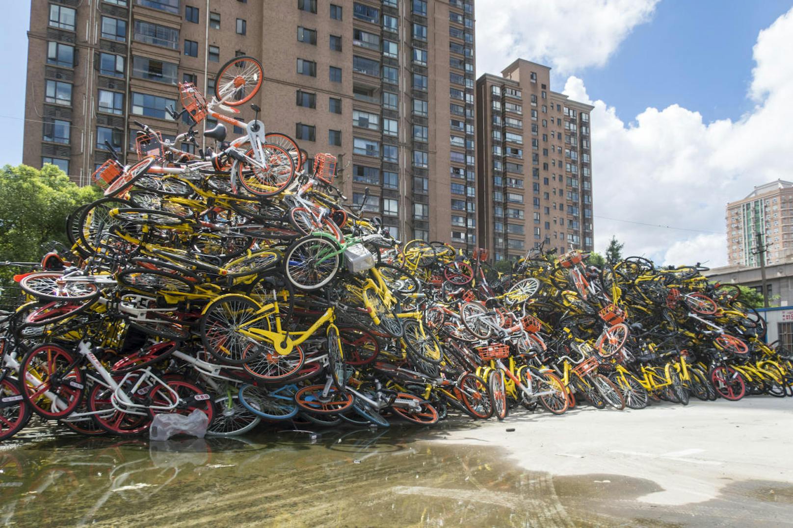 30.000 illegal abgestellte Fahrräder in Shanghai. 