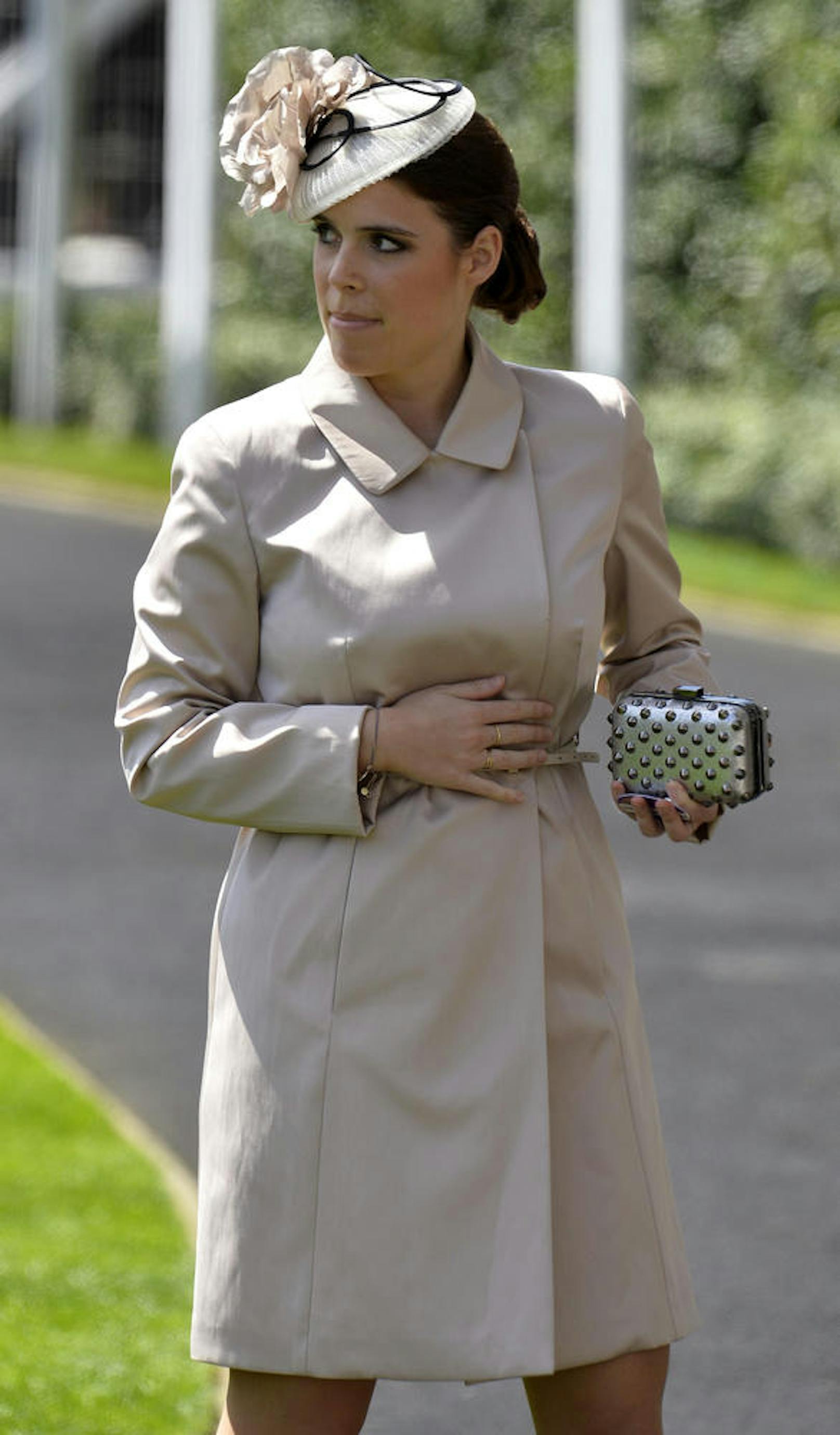 Prinzessin Eugenie, Prinzessin Beatices Schwester, setzte auf einen Faszinator als Hut.