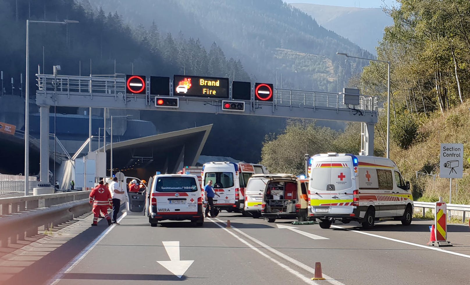 Durch den Brand eines Lkw im steirischen Gleinalmtunnel ist am Freitag die Pyhrnautobahn (A9) in diesem Bereich in beide Fahrtrichtungen gesperrt worden. 