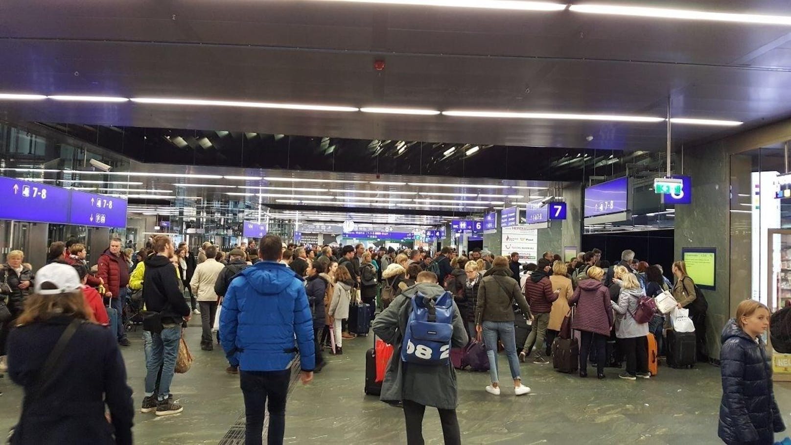In Wien musste der Hauptbahnhof am Sonntag wegen herabstürzender Bauteile evakuiert werden.