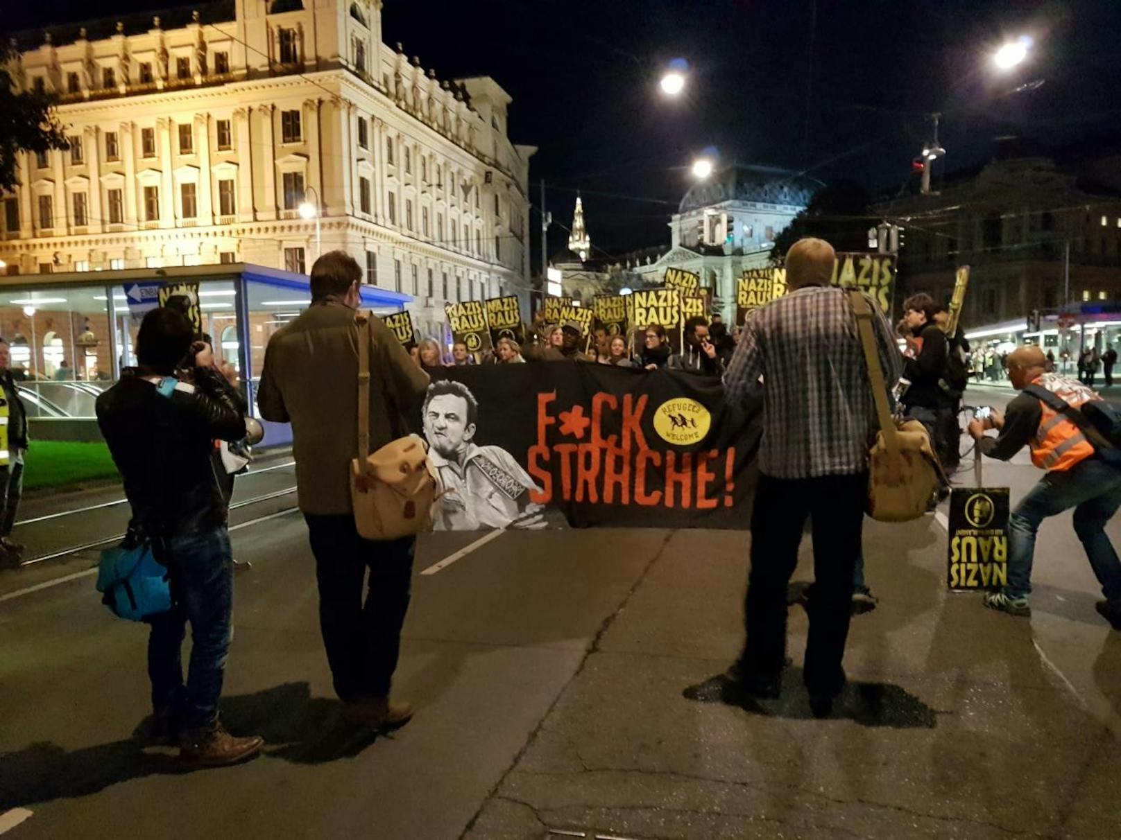 Knapp 300 Teilnehmer nahmen an der "F*CK Strache"-Demo teil