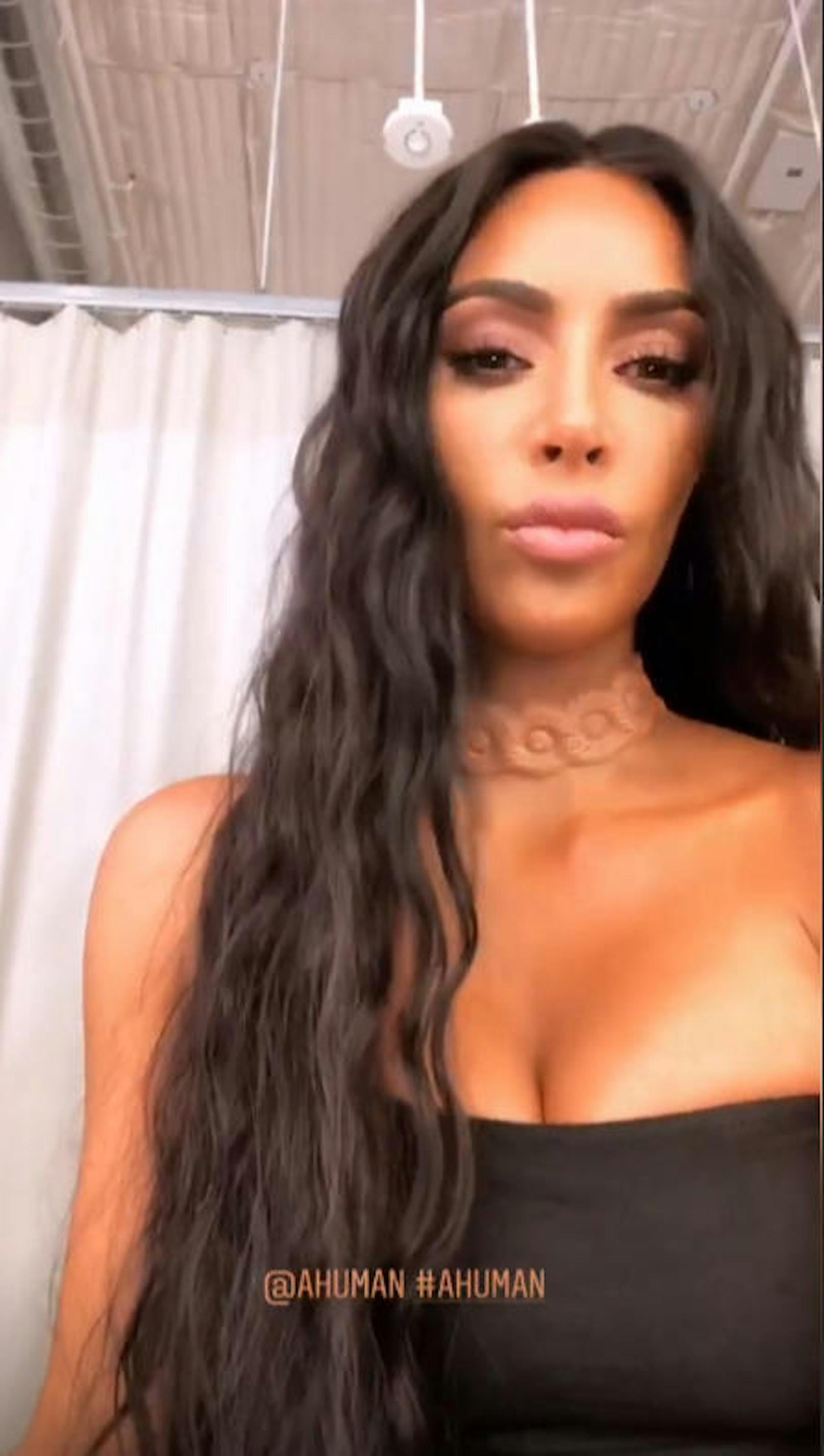 28.08.2018: Kim Kardashian sorgt mit ihrer "Alien-Halskette" für mächtig Gesprächsstoff. Es handelt sich hier um ein Kunst-Projekt des Fashion-Designers Simon Huck. Die Schmuckstücke sind Teil seiner neuen Ausstellung "A. Human", die demnächst in New York präsentiert wird.