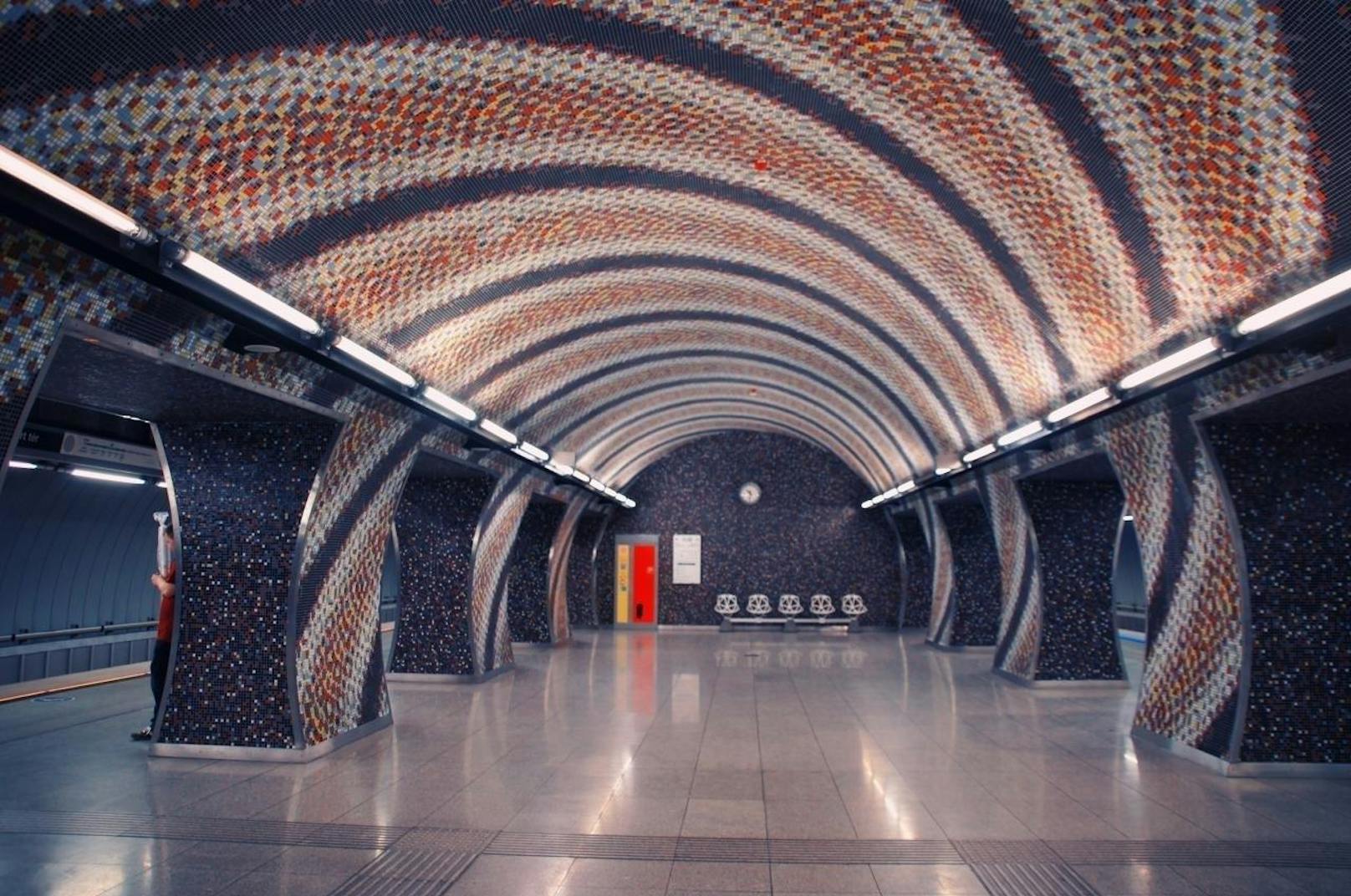 Platz 8 belegt der Szent Gellért Square in Budapest. Während sich die jüngste Metro in Dubai befindet, gibt es in Budapest eines der ältesten U-Bahn-Netze der Welt. Es besteht schon seit 1896. Diese Haltestelle gibt es aber erst seit 2014, sie wurde vom Künstler Tamás Komoróczky entworfen. Er bildete mit ca. 2,8 Millionen Mosaikplättchen dieses wellenförmige Muster.