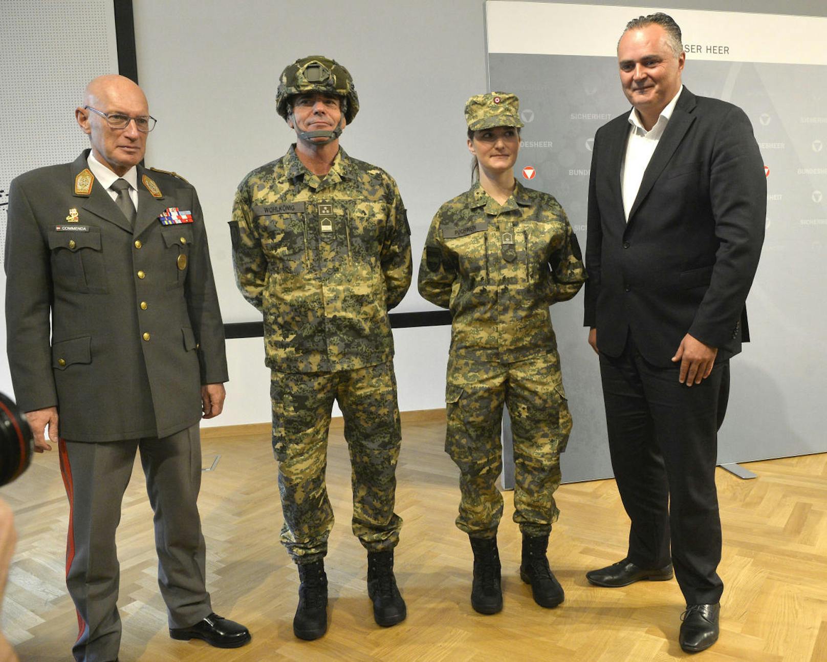 Der damalige Generalstabschef Othmar Commenda (l.) und der damalige Verteidigungsminister Hans Peter Doskozil (SPÖ, r.) während der Präsentation.