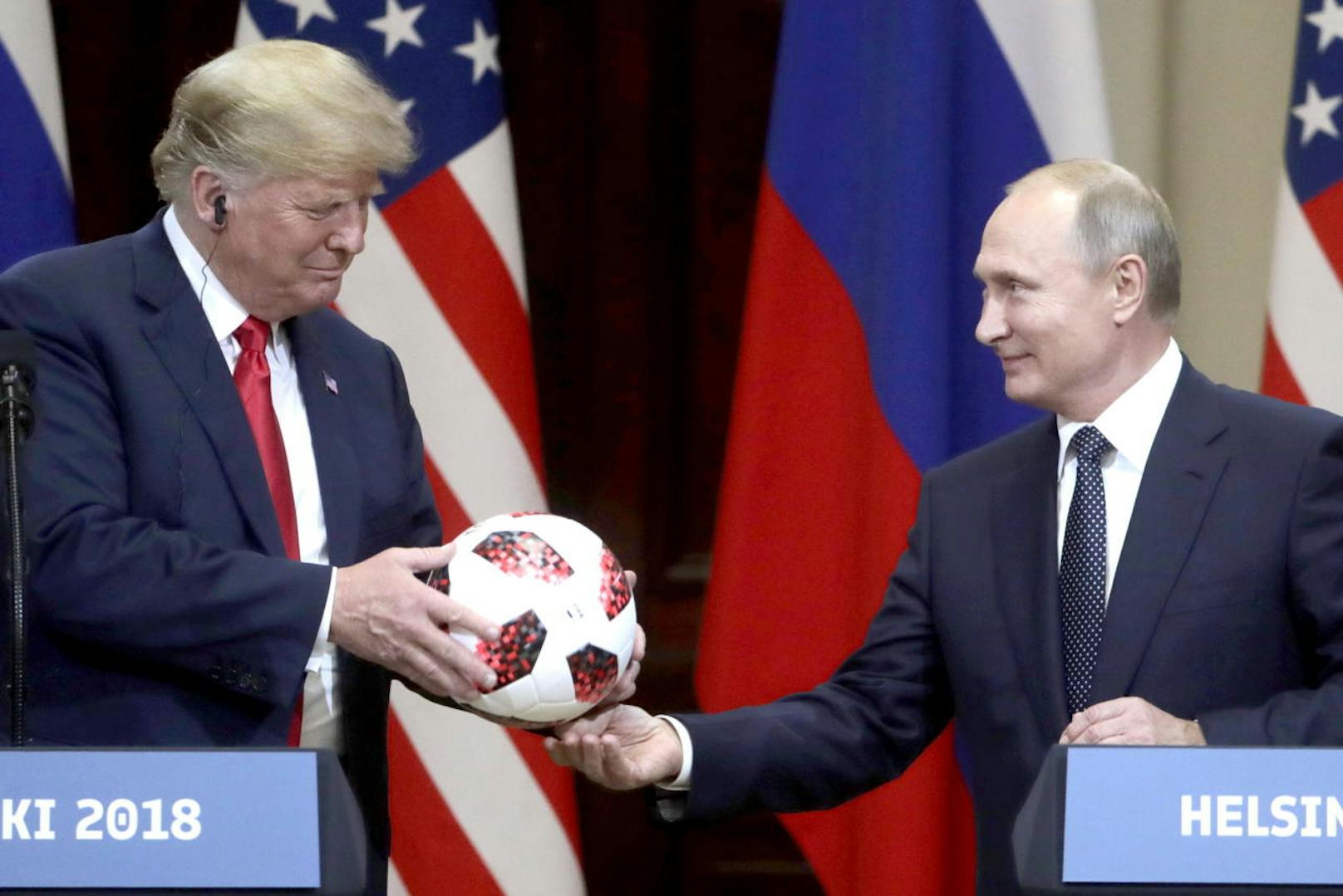 Trump nahm dankend an. Putin sagte bedeutungsvoll: "Der Ball ist nun in Ihrem Feld"
