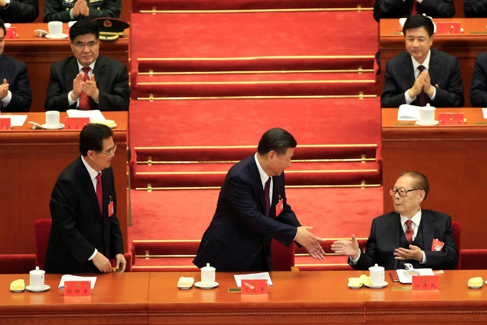Der amtierende Präsident Xi Jinping begrüßte seinen Vorgänger ehrerbietend.