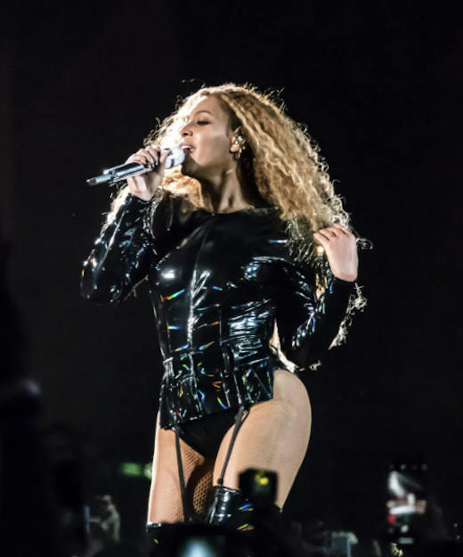 Damit Beyoncé bei ihrem Konzert in Coachella perfekt aussieht, vertraut sie auf das Talent ihres Super-Visagisten Sir John. 