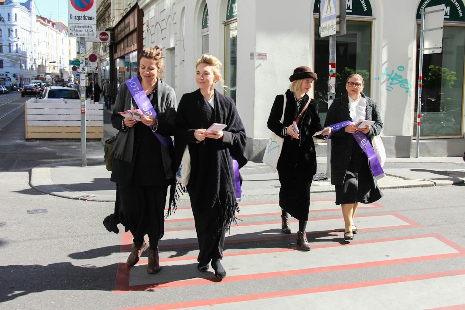 Suffragetten waren in Wien unterwegs: Die Frauen der Jungen Generation der SPÖ Wien warben für das Frauenvolksbegehren, das von 1. bis 8. Oktober aufliegt. Und: Sie erinnerten daran, dass in Österreich heuer 100 Jahre Frauenwahlrecht gefeiert werden.