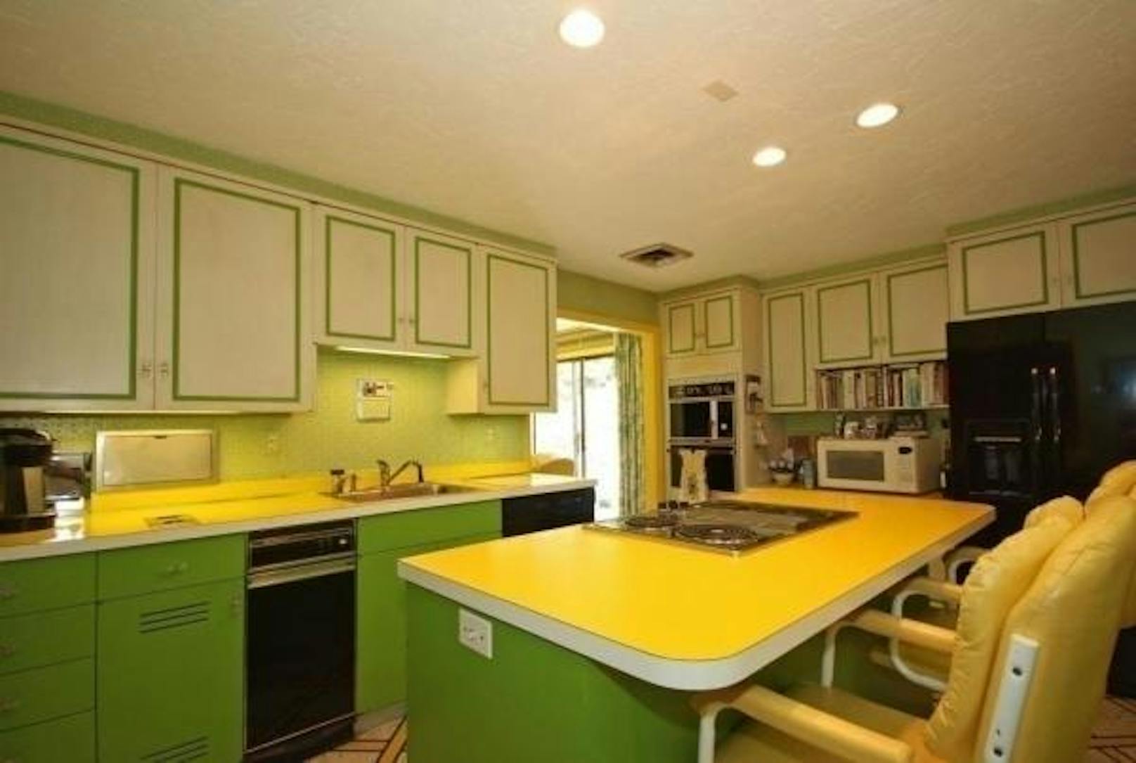 So ist die Küche in leuchtenden Grün- und Gelbtönen gestrichen - und auch die Stühle passen farblich natürlich dazu.