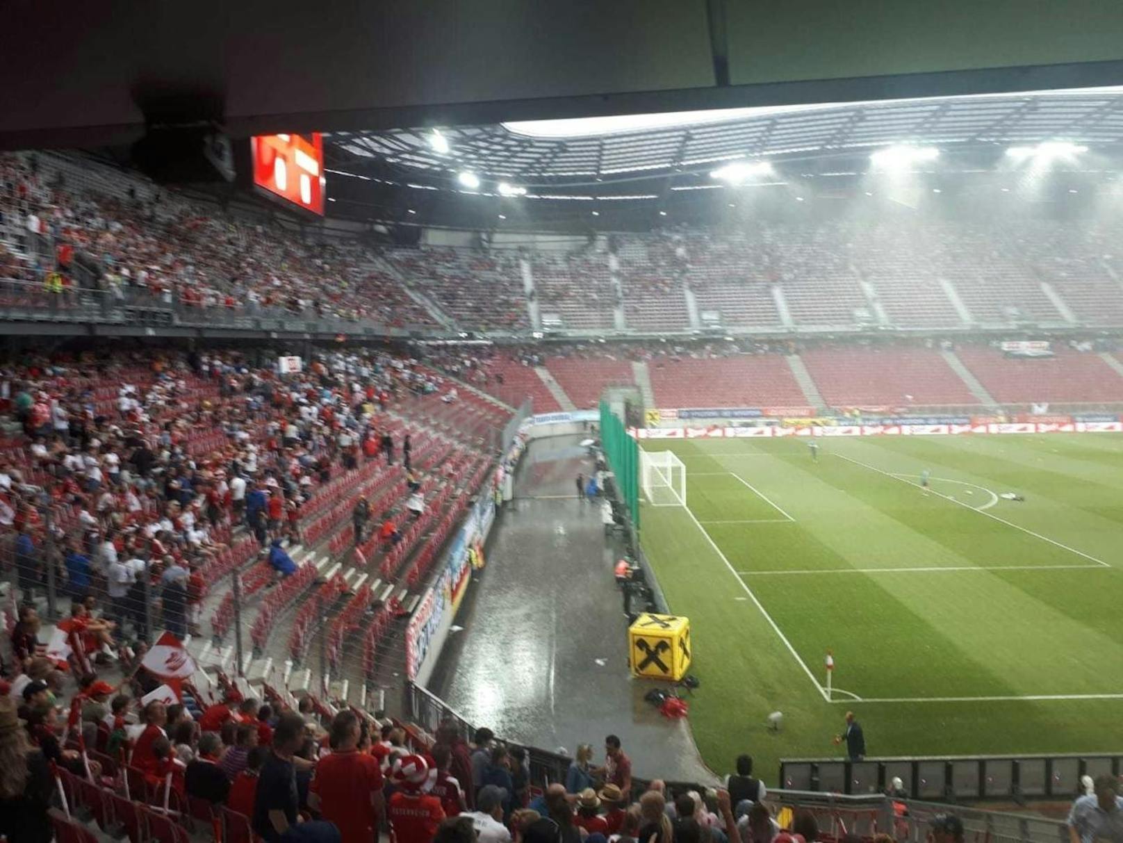 Hagel und strömender Regen im Wörthersee-Stadion