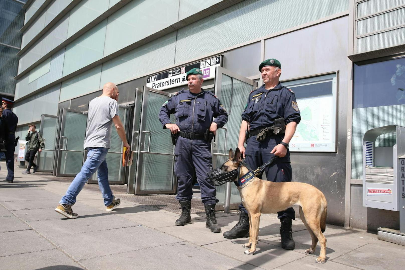 Seit 27. April gilt am Wiener Öffi-Knoten Praterstern ein Alkoholverbot. Die Polizei kontrollierte bereits am ersten Tag streng, rund 20 Polizisten und auch vier Diensthunde waren im Einsatz. Es kam am Vormittag zu einer Festnahme.