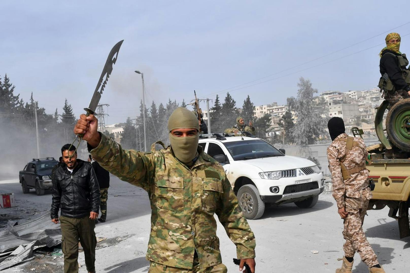 Nach der Eroberung von Afrin marschierten syrische Rebellenkämpfer in Afrin ein und plünderten. Viele der Rebellen zeigen unverhohlen den islamistischen Finger nach oben, eine Geste, die auch typisch für IS-Dschihadisten ist. Mit ihren langen Haaren und Bärten sowie den martialischen Messern erinnern die Kämpfer weniger an die Rebellen der "Freien Syrischen Armee" (FSA), deren Titel sie kapern, sondern an Dschihadisten diverser islamistischer Milizen.