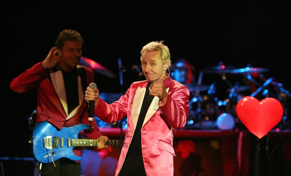 Daumen nach oben für das flashige Bühnenoutfit: EAV-Sänger <strong>Klaus Eberhartinger</strong> weiß, was er dem Publikum schuldig ist.