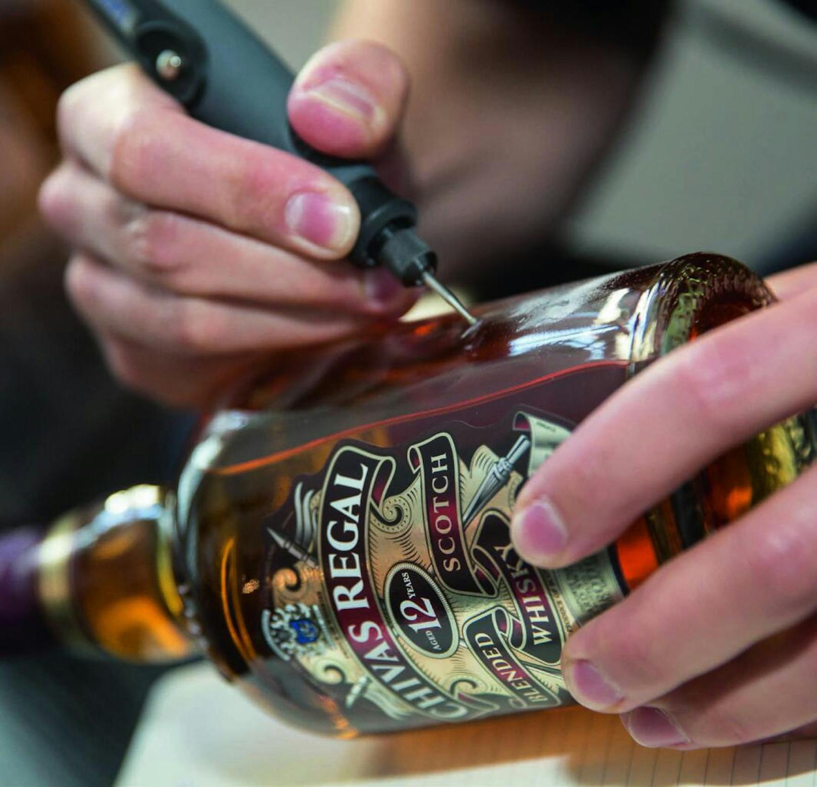 Der schottische Premium-Whisky <b>ChivasRegal </b>bietet am 08. Juni bei Merkur Gerngross und am 09. Juni bei Interspar im Donauzentrum einen <b>persönlichen Gravur-Service</b> an - so kann dem majestätischen" Chivas Regal eine individuelle Nachricht für den lieben Papa eingraviert werden. Die Flasche gibt es <b>ab rund 23 Euro, die Gravur gibt's gratis dazu</b>!