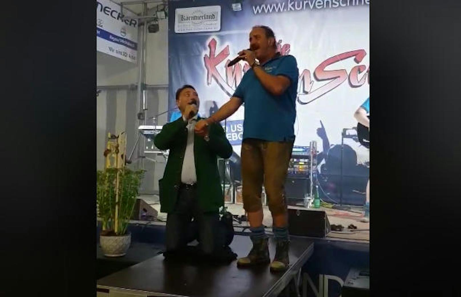 Das Video zeigt FPOÖ-Chef Manfred Haimbuchner bei einem skurrilen Auftritt in Gunskirchen.